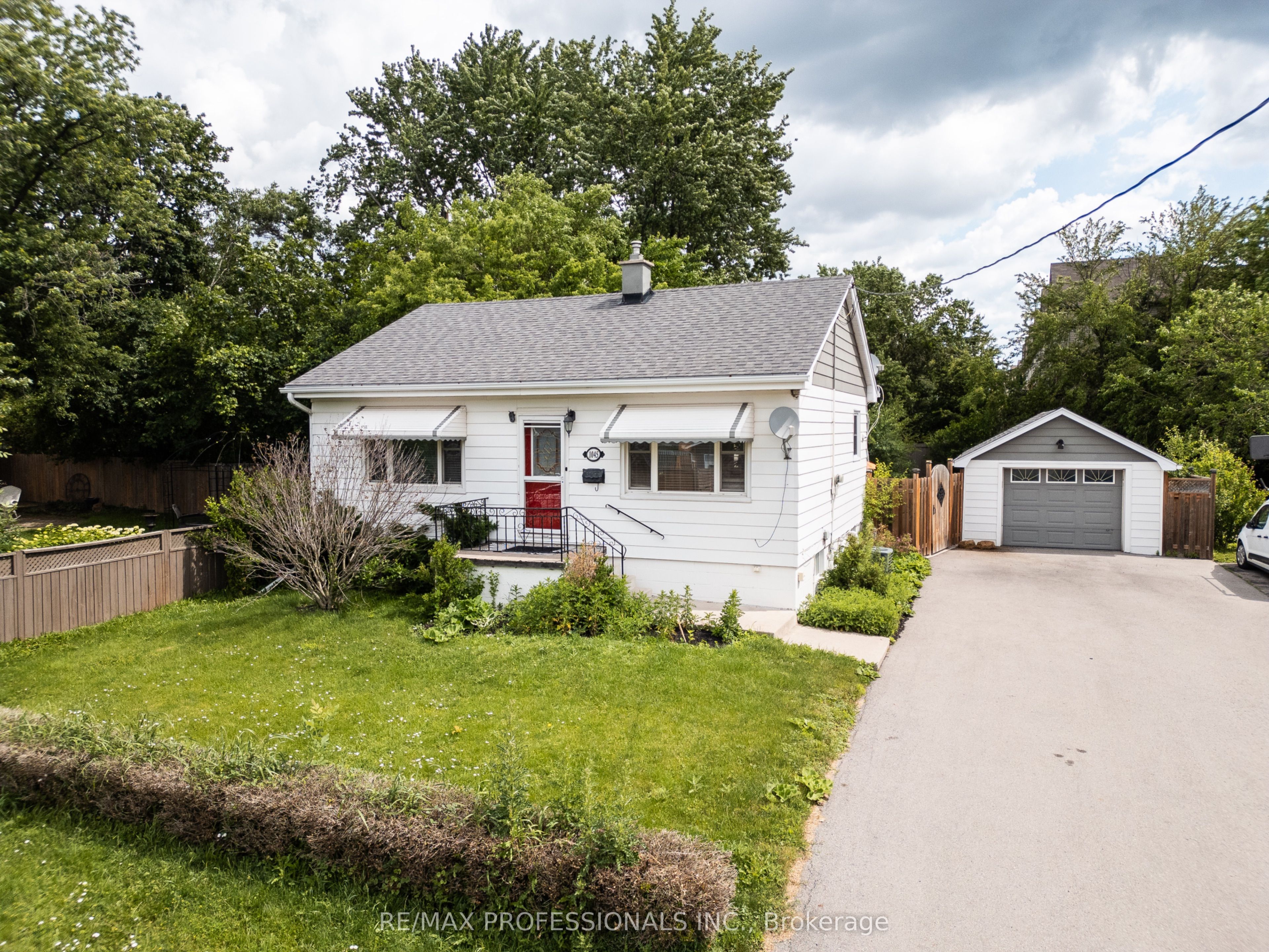 1045 Helena Street, Burlington, ON M7R 3V5 photo 2