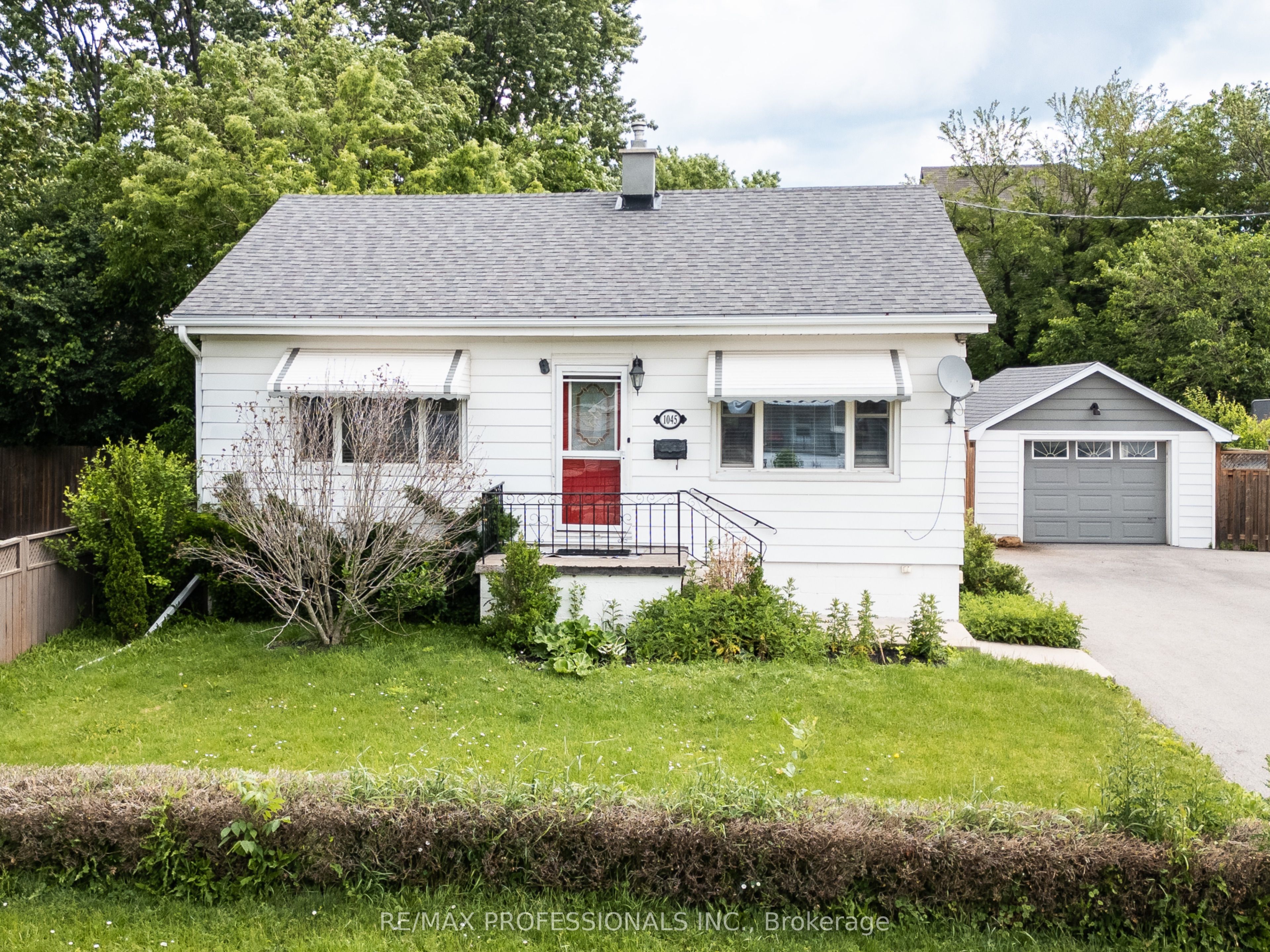 1045 Helena Street, Burlington, ON M7R 3V5 photo 4