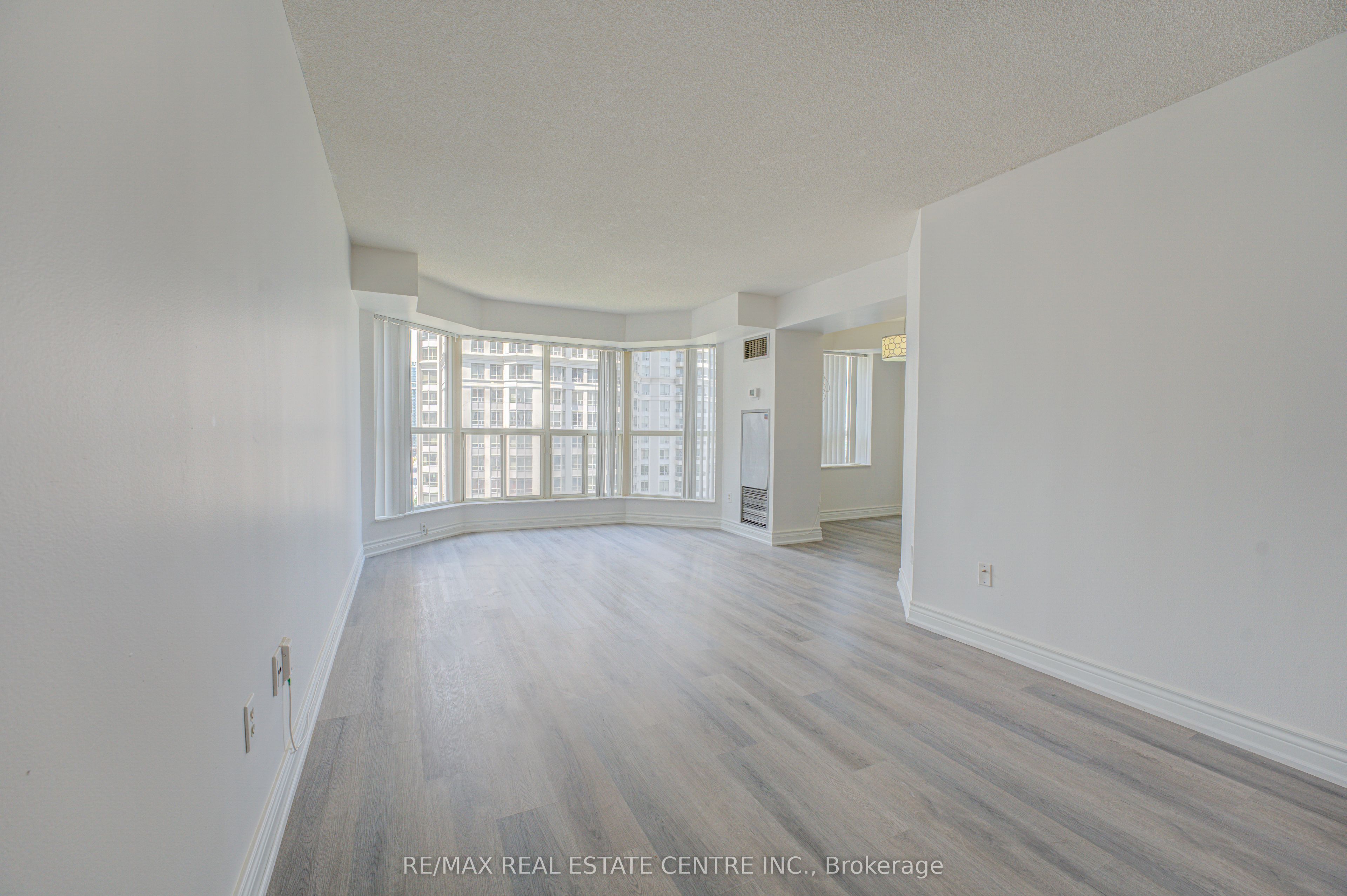 325 Webb Drive 1405, Mississauga, ON L5B 3Z9 photo 2