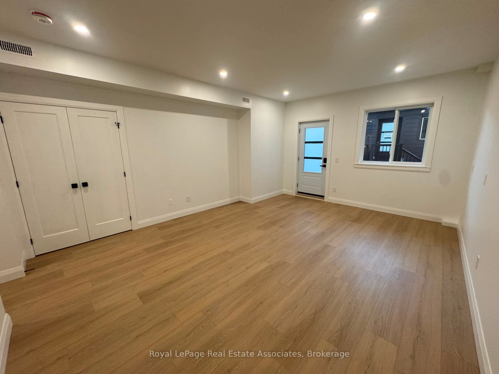 17 White Avenue 2 MF, Toronto, ON M6N 1S7 photo 4