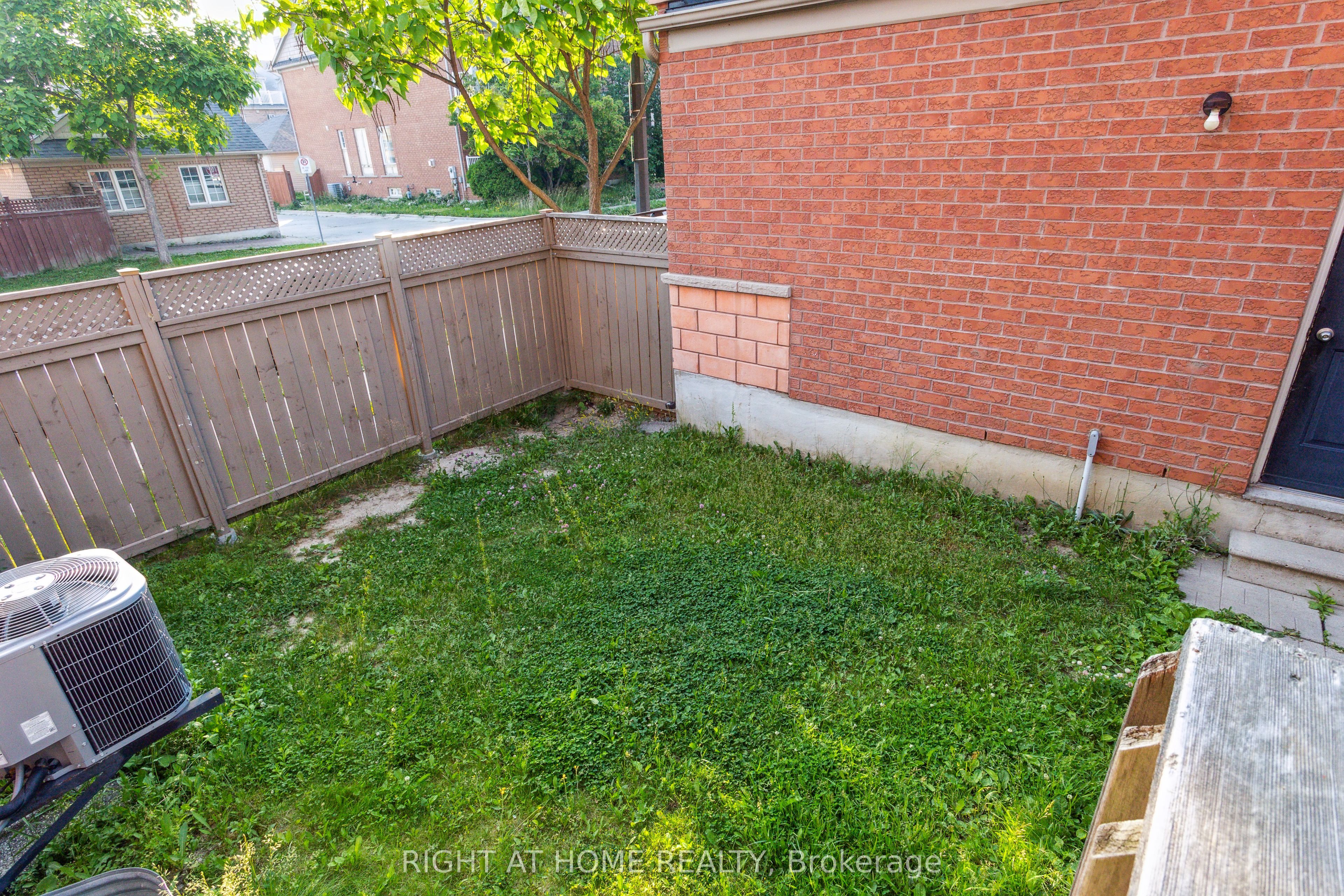 3 Herzberg Gardens, Toronto, ON M3J 3P5 photo 2