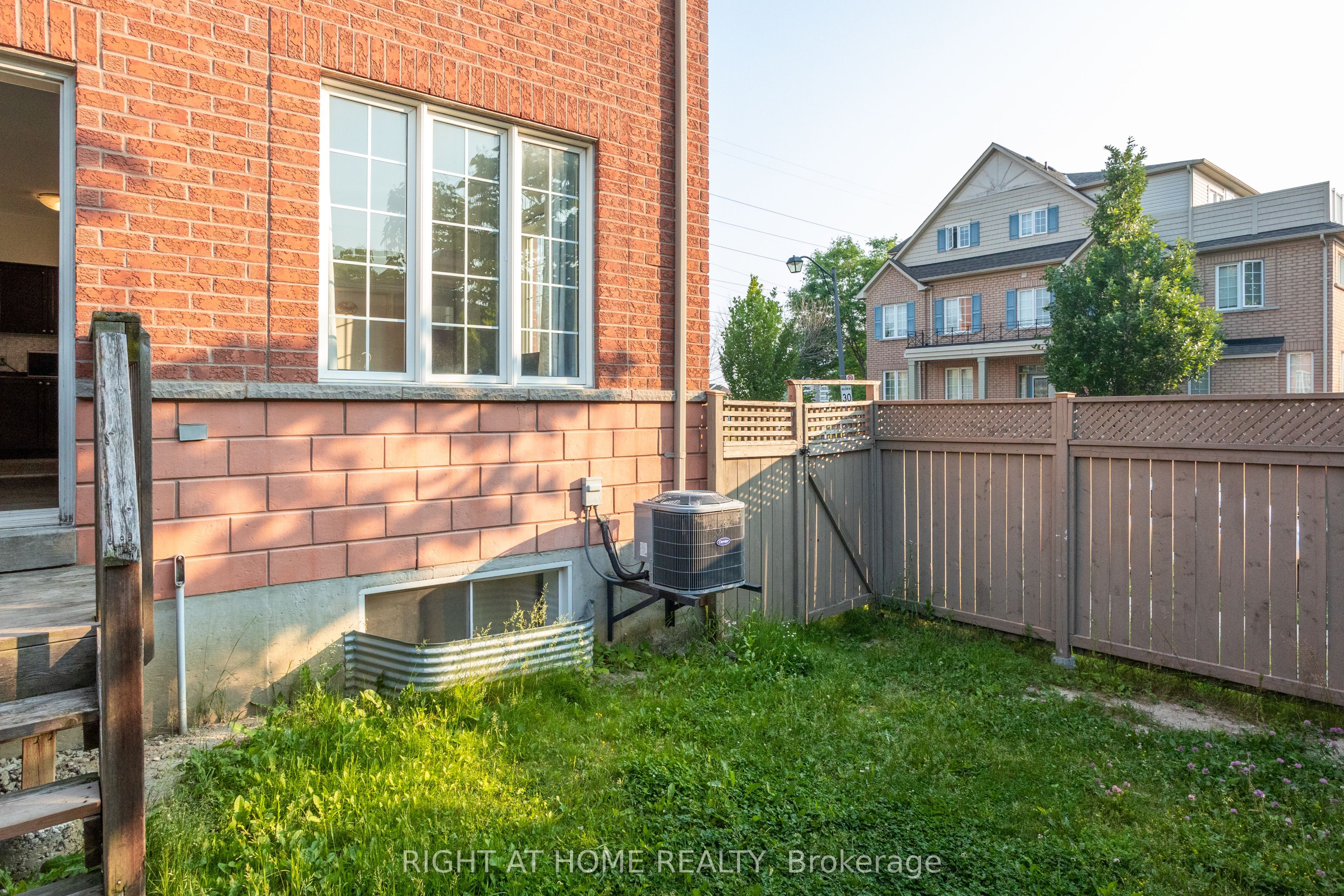 3 Herzberg Gardens, Toronto, ON M3J 3P5 photo 3