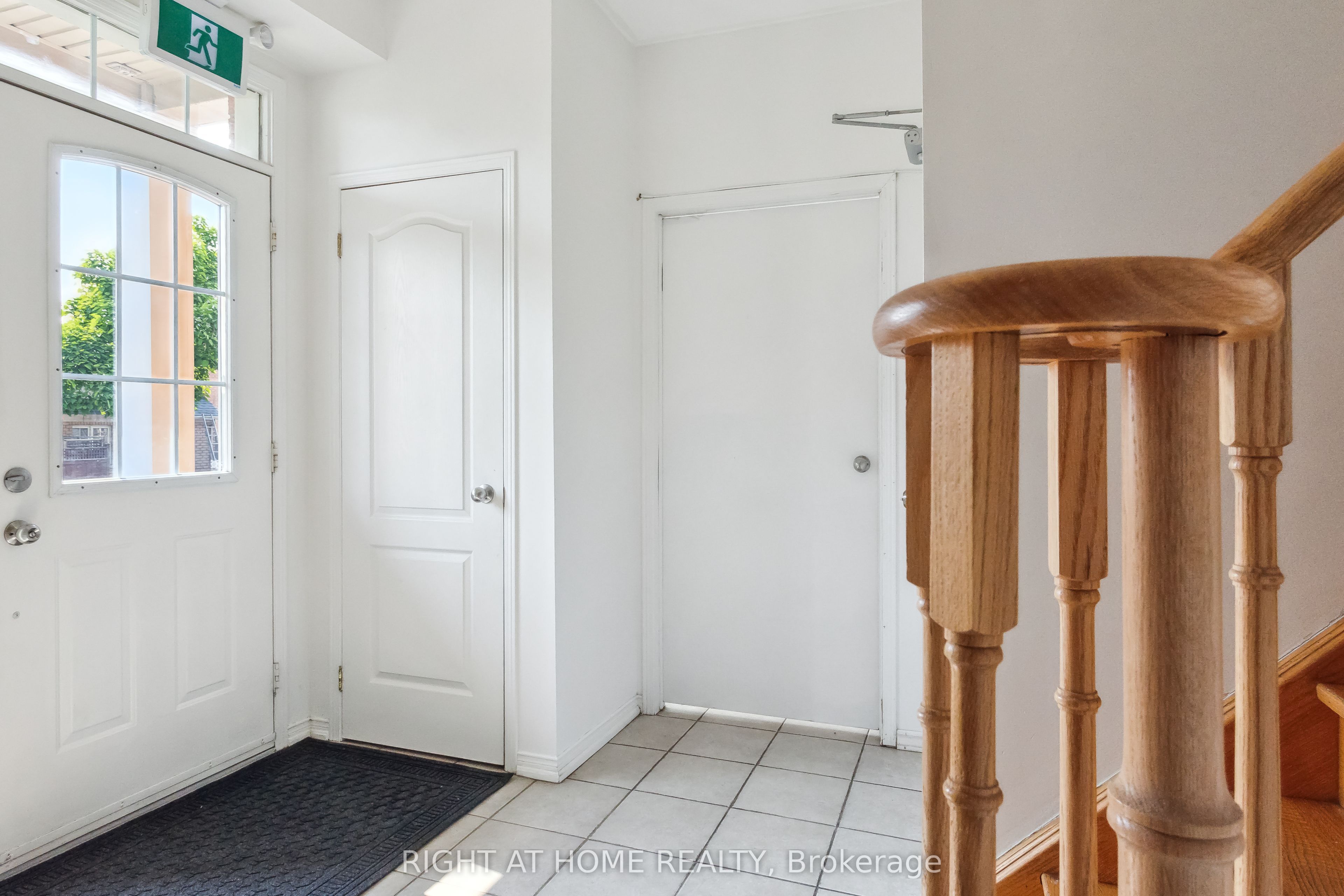 3 Herzberg Gardens, Toronto, ON M3J 3P5 photo 4