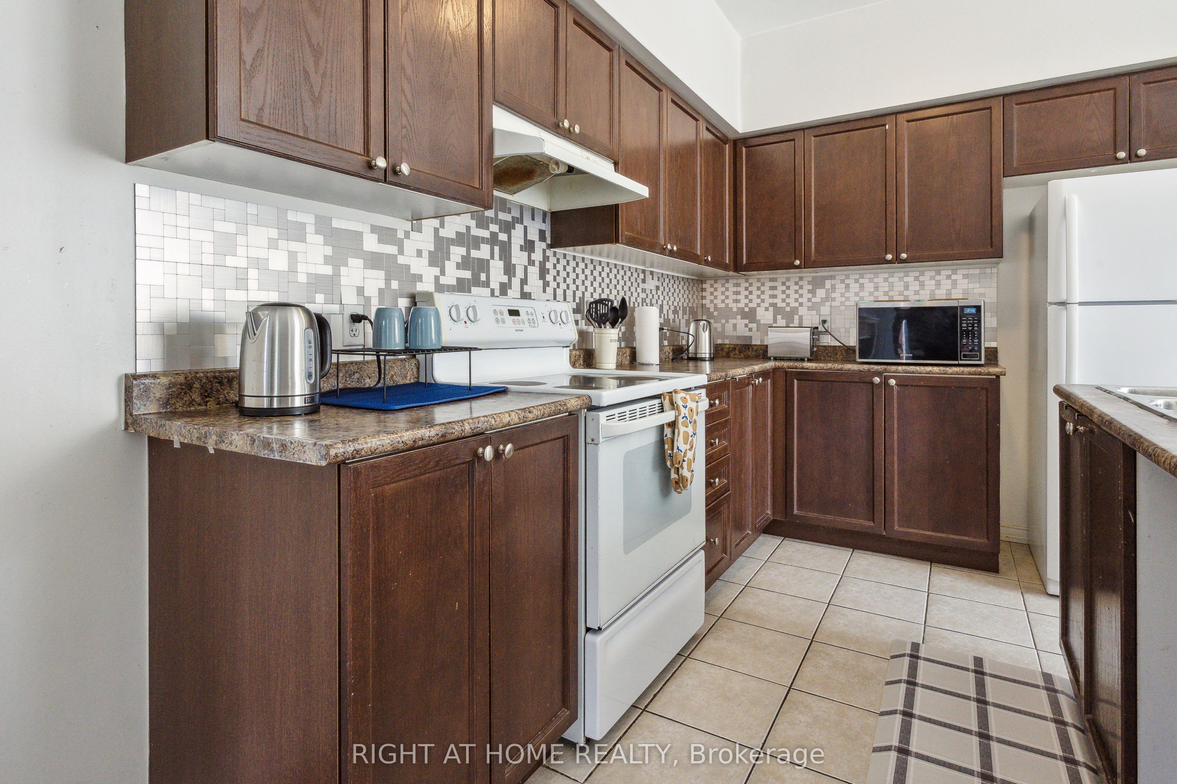 3 Herzberg Gardens, Toronto, ON M3J 3P5 photo 5
