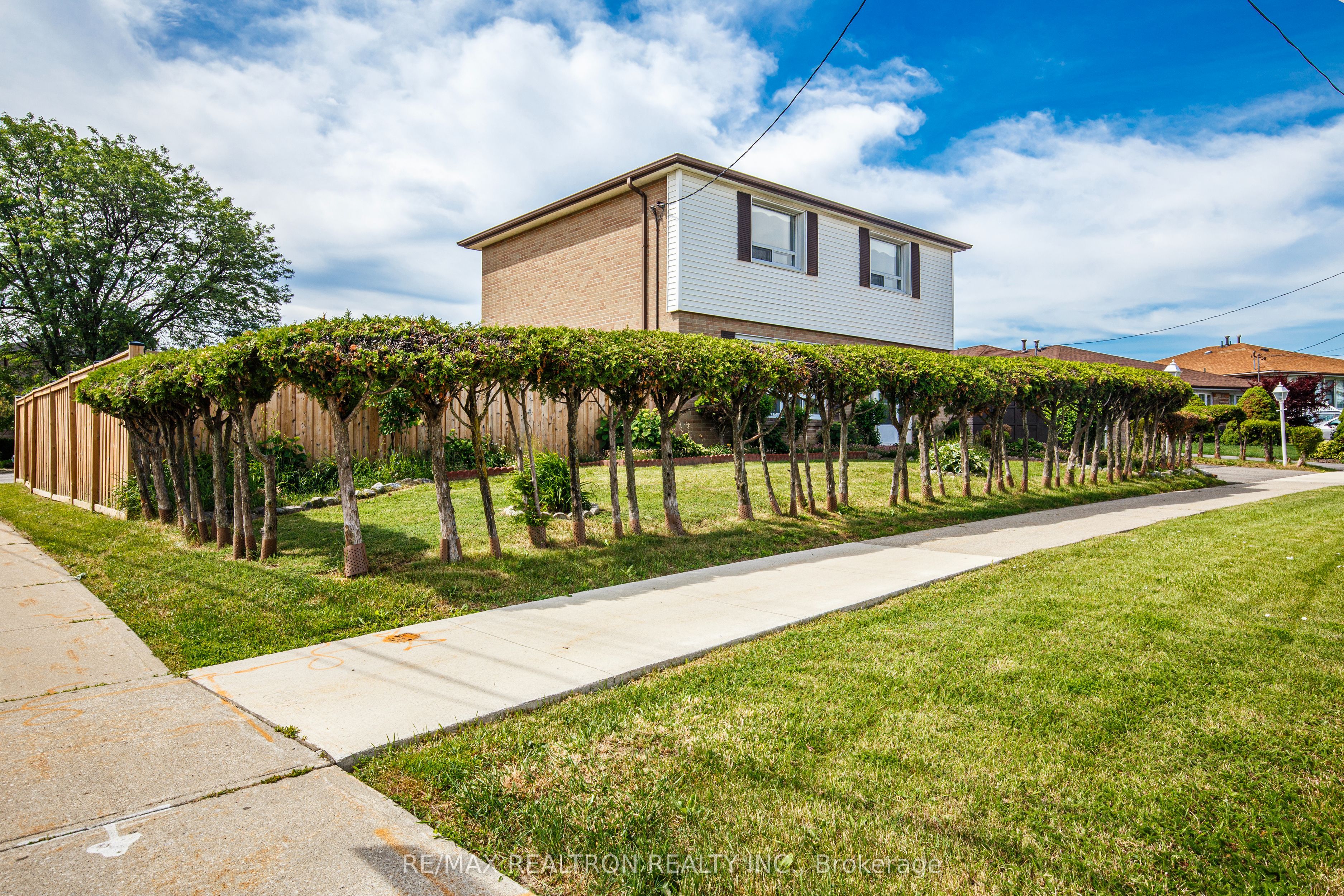 62 Hullmar Drive, Toronto, ON M3N 2E3 photo 3