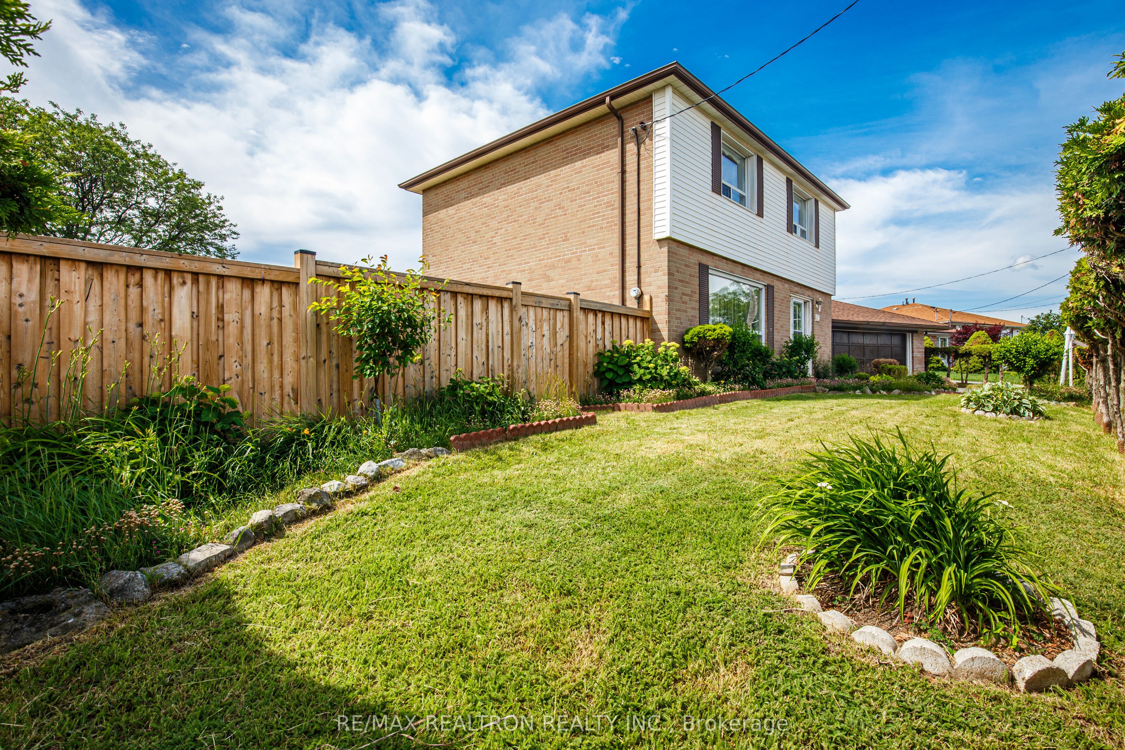 62 Hullmar Drive, Toronto, ON M3N 2E3 photo 4