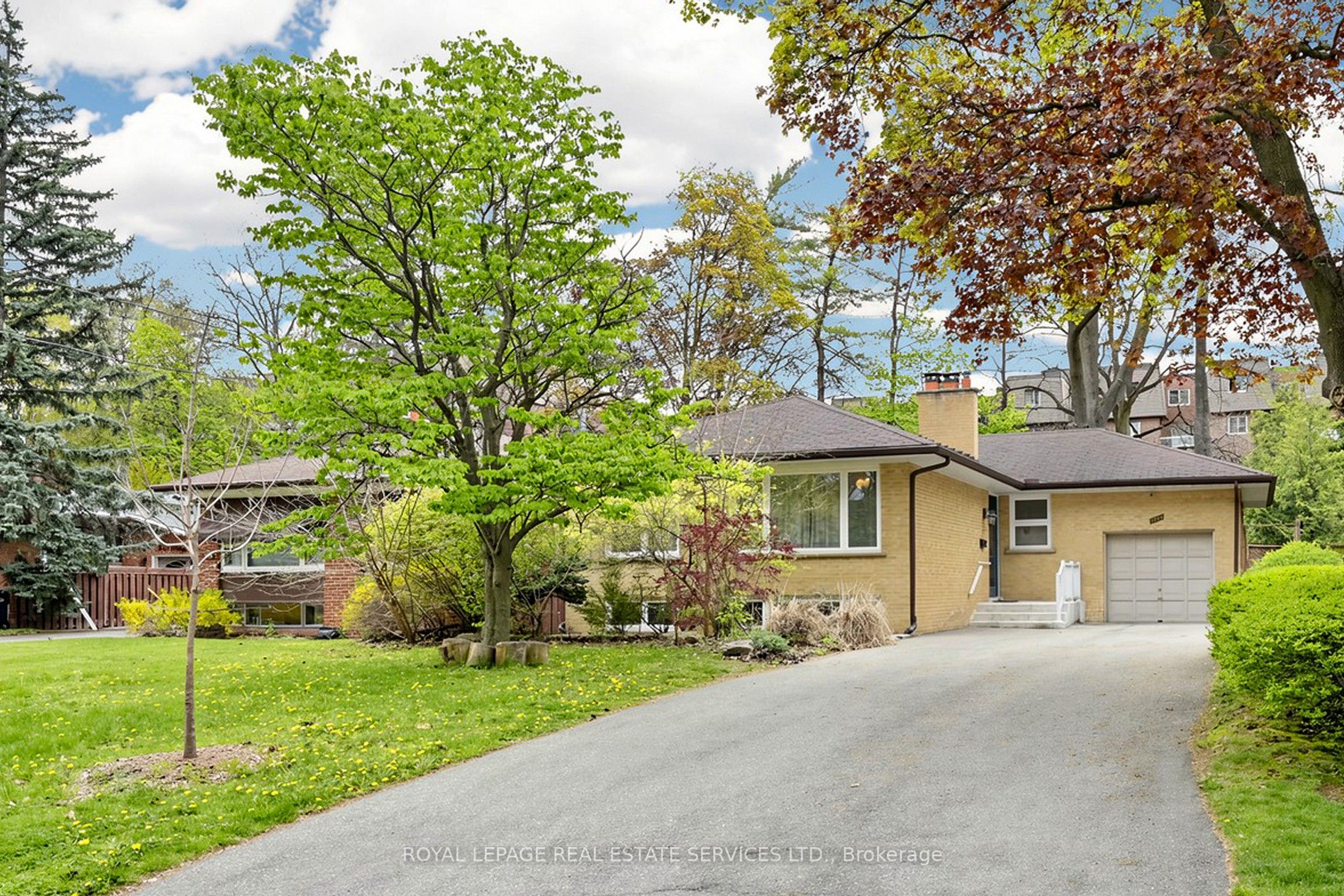 3009 O'Hagan Drive, Mississauga, ON L5C 2C4 photo 2