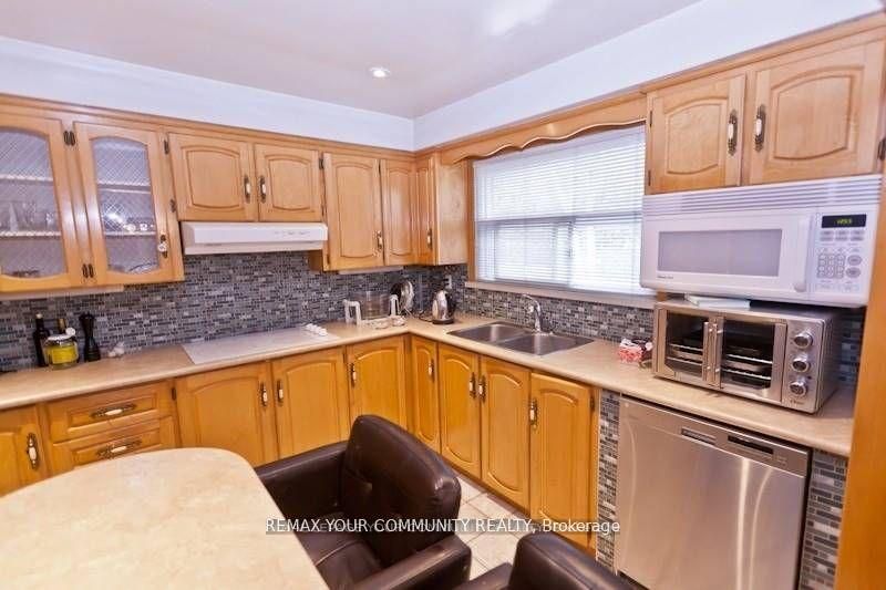 8 Stanwood Crescent, Toronto, ON M9M 1Z9 photo 2