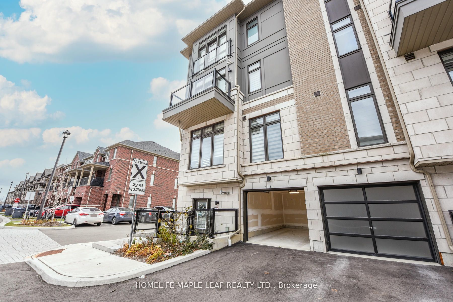30 Halliford Place 215, Brampton, ON L6P 4R1