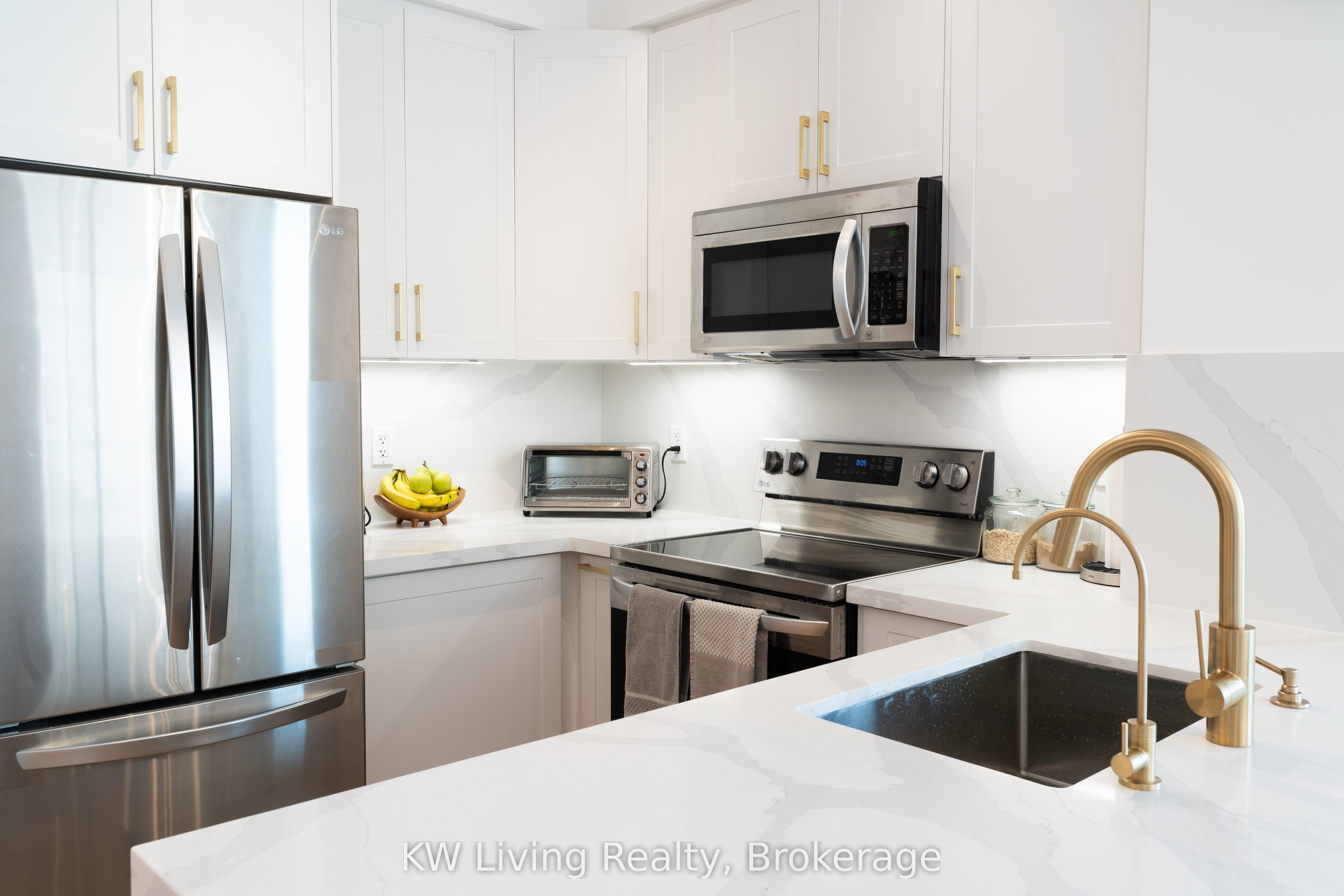220 Burnhamthorpe Road W 1502, Mississauga, ON L5B 4N4 photo 3