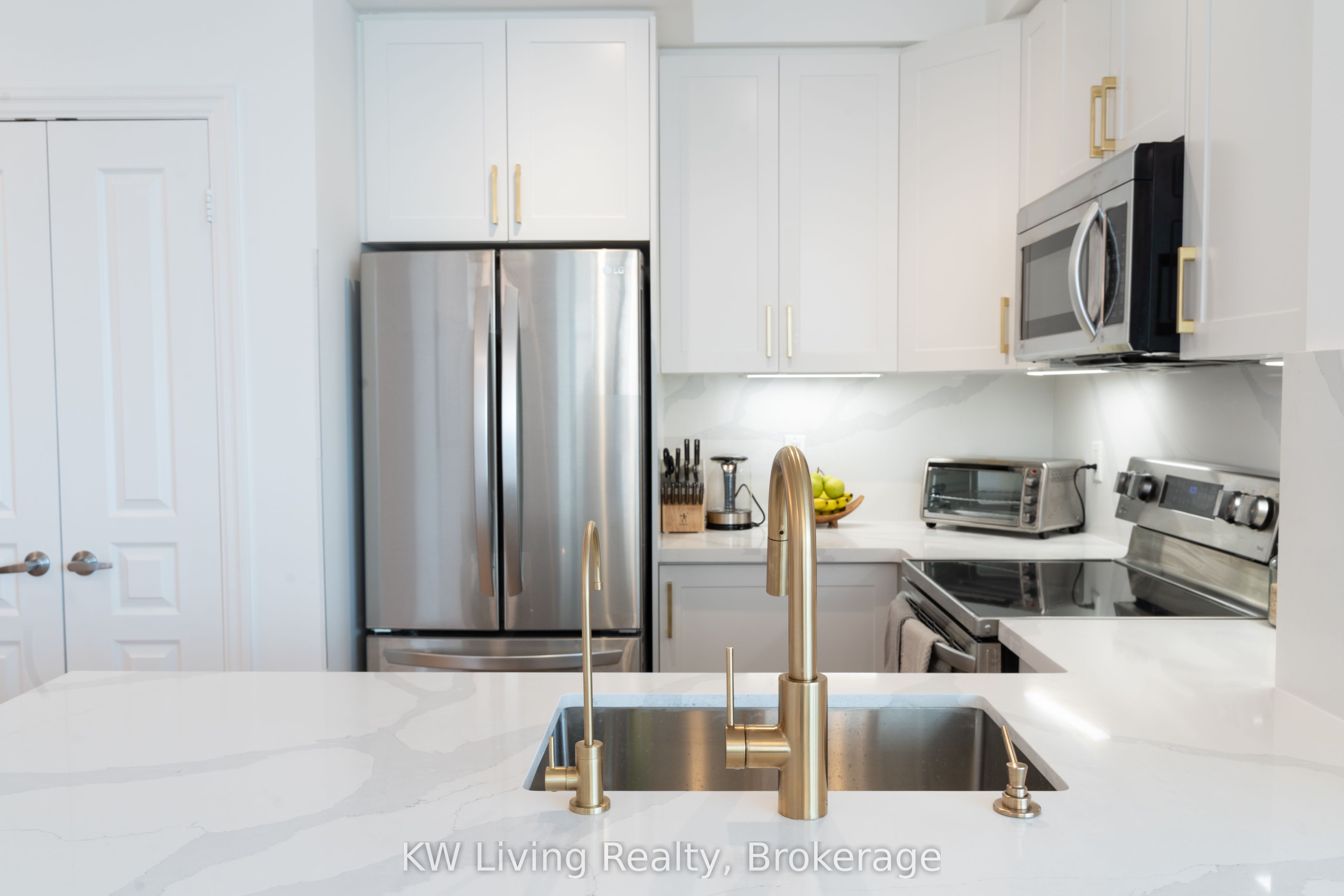 220 Burnhamthorpe Road W 1502, Mississauga, ON L5B 4N4 photo 4