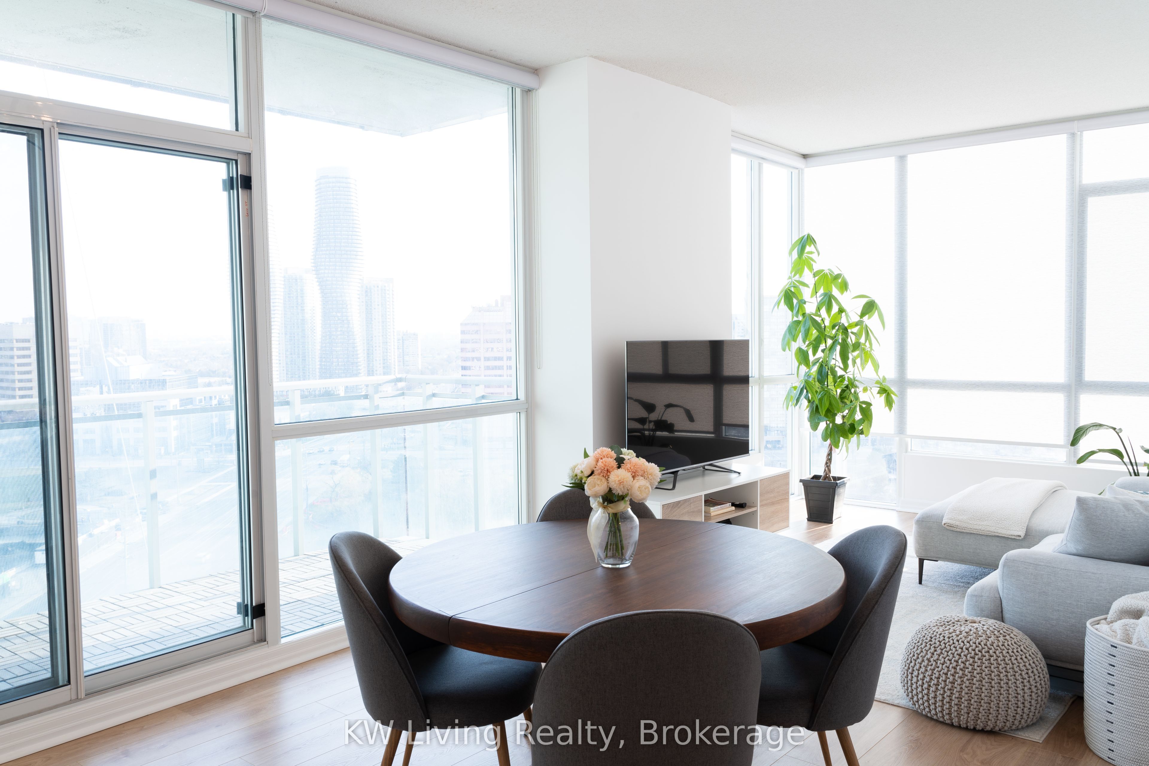 220 Burnhamthorpe Road W 1502, Mississauga, ON L5B 4N4 photo 5