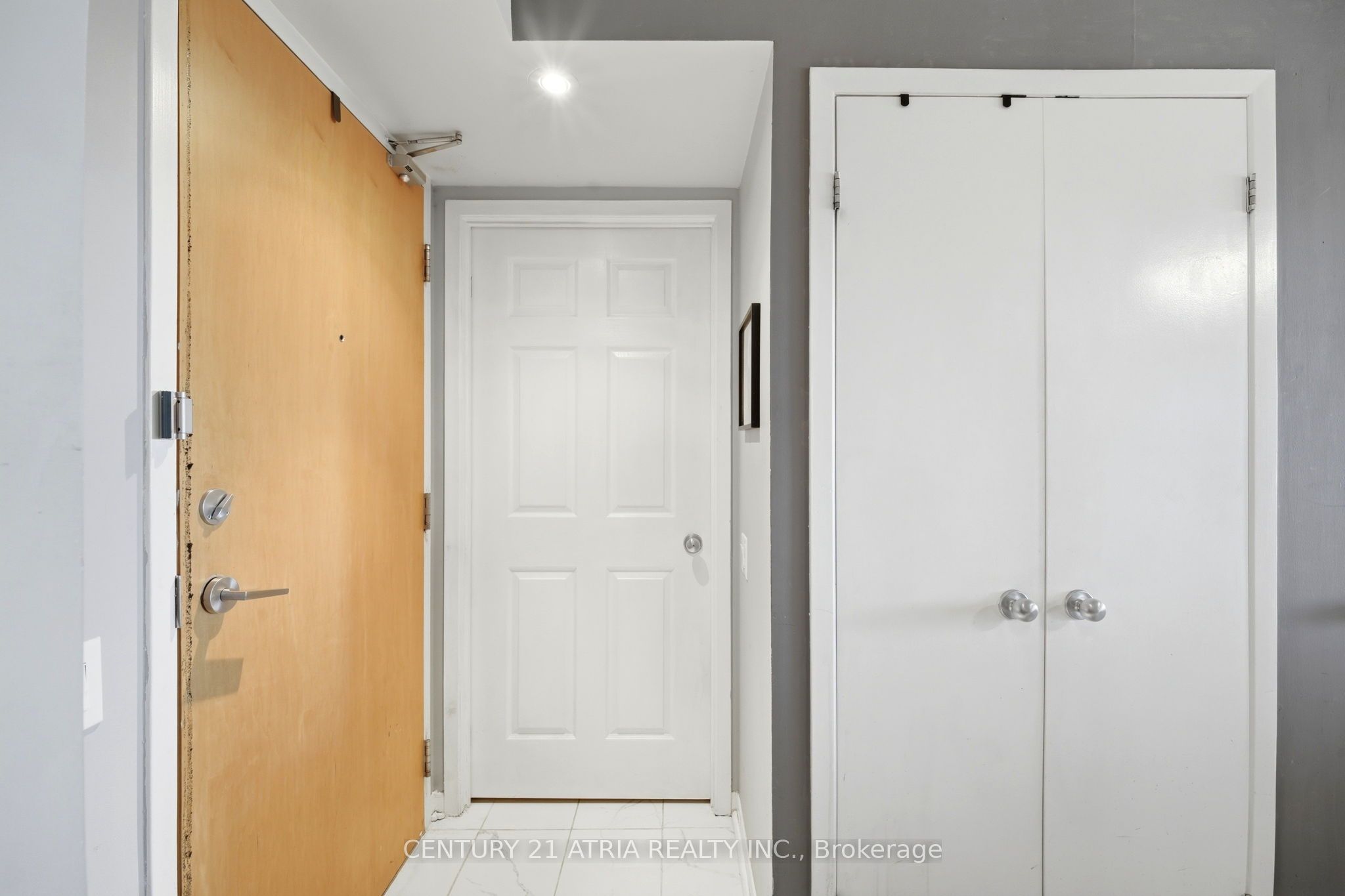 1040 The Queensway Avenue N 502, Toronto, ON M8Z 0A7 photo 5