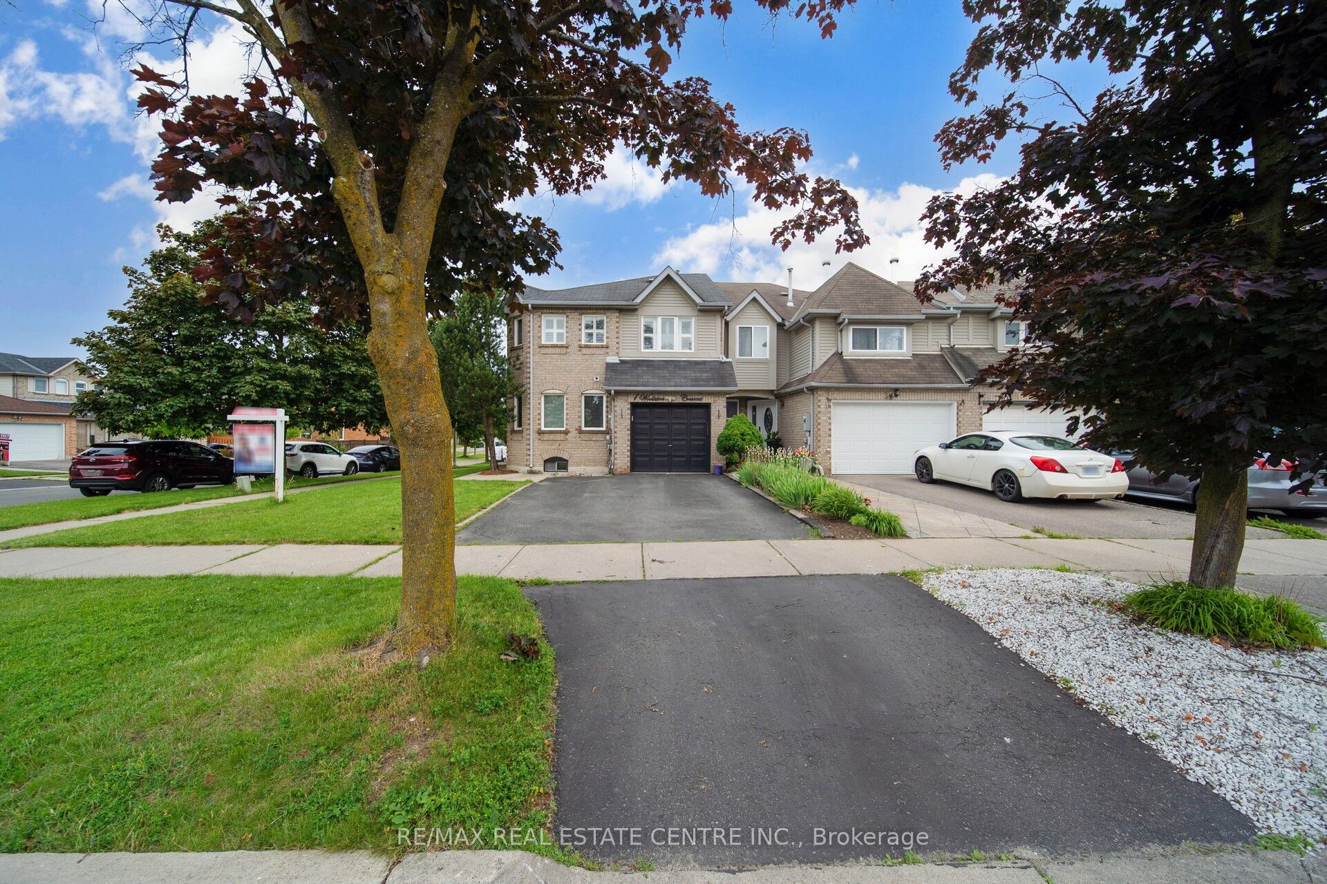 1 Wooliston Crescent, Brampton, ON L6Y 4J3 photo 2
