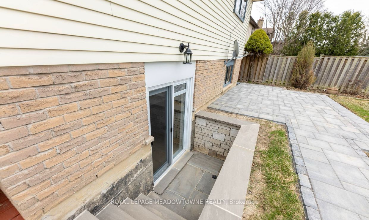 468 Gowland Crescent BSMT, Milton, ON L9T 4E5 photo 3
