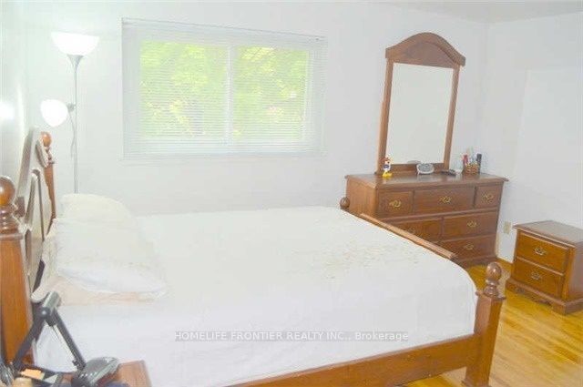 3538 Bannerhill Avenue, Mississauga, ON L4X 1V1 photo 2