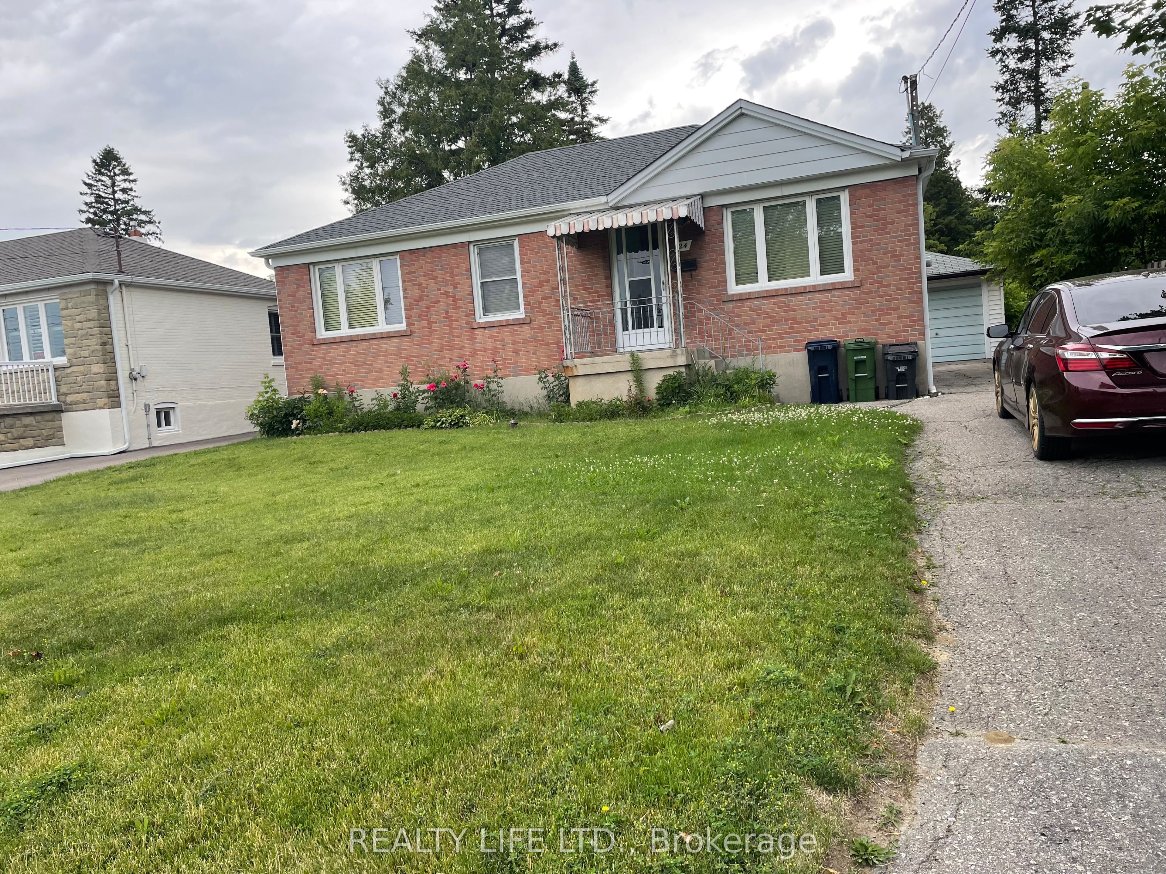 24 Battersea Crescent, Toronto, ON M6L 1G8