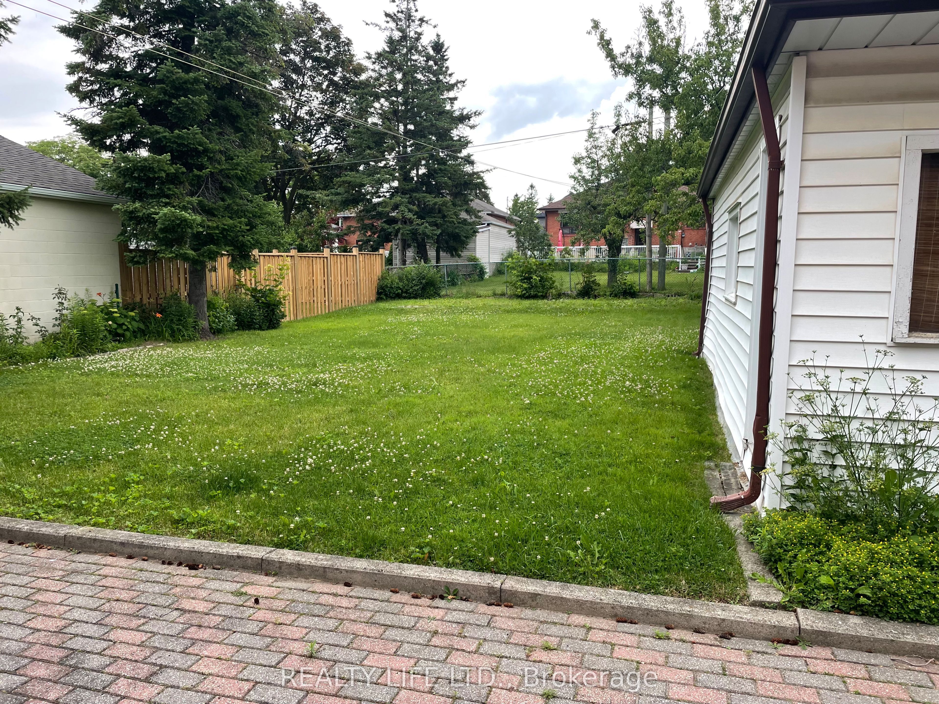 24 Battersea Crescent, Toronto, ON M6L 1G8 photo 3