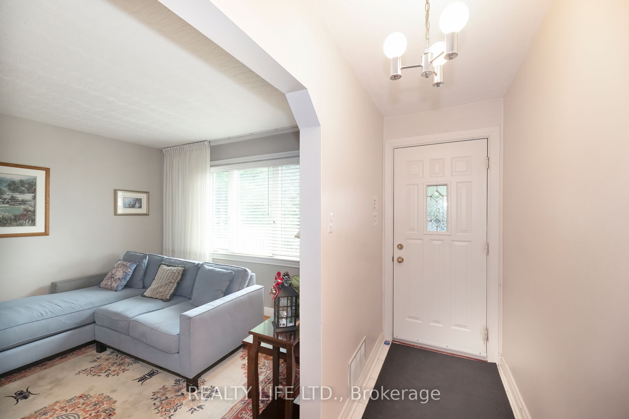 24 Battersea Crescent, Toronto, ON M6L 1G8 photo 5