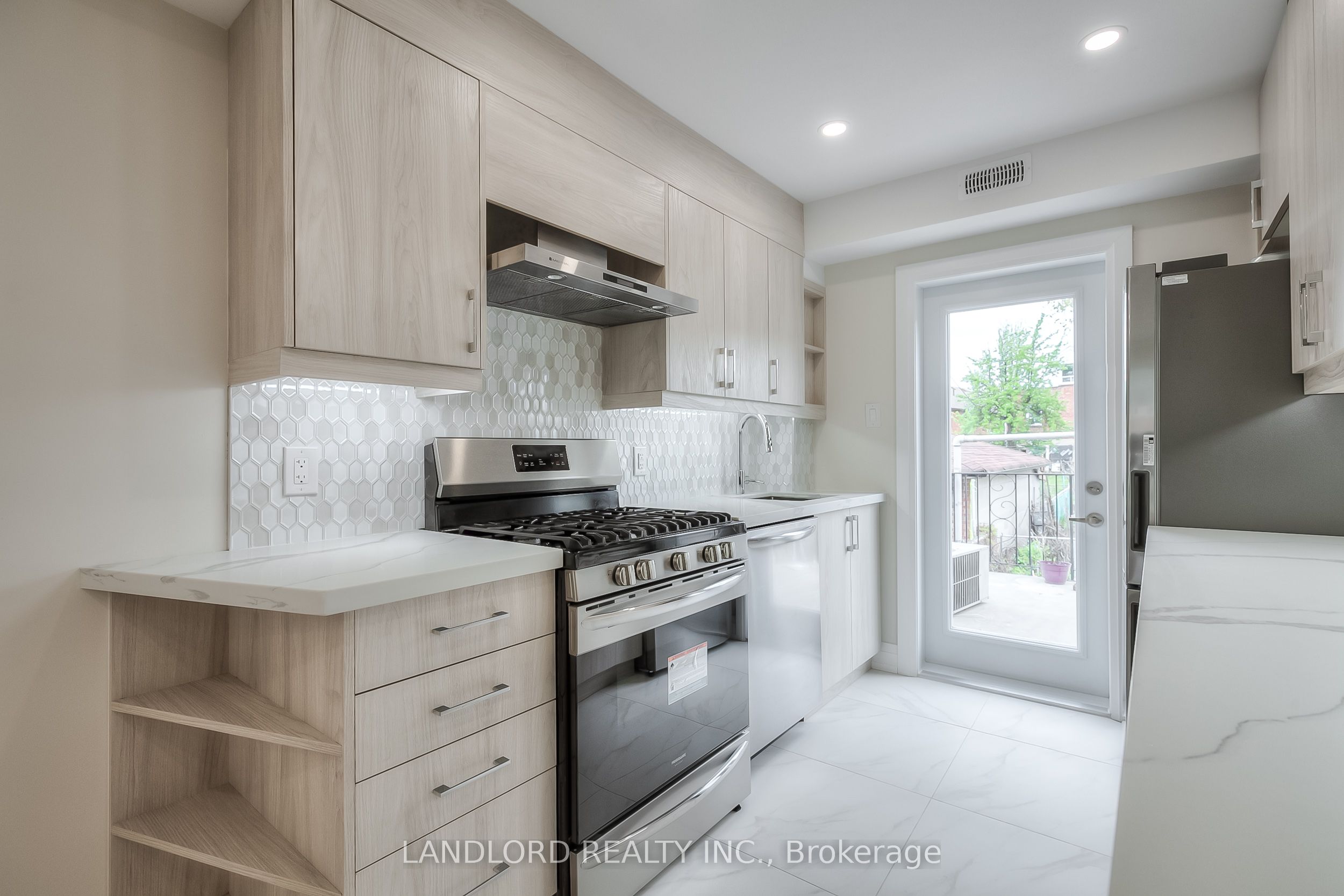 36 Yore Road Main, Toronto, ON M6M 1W5 photo 2