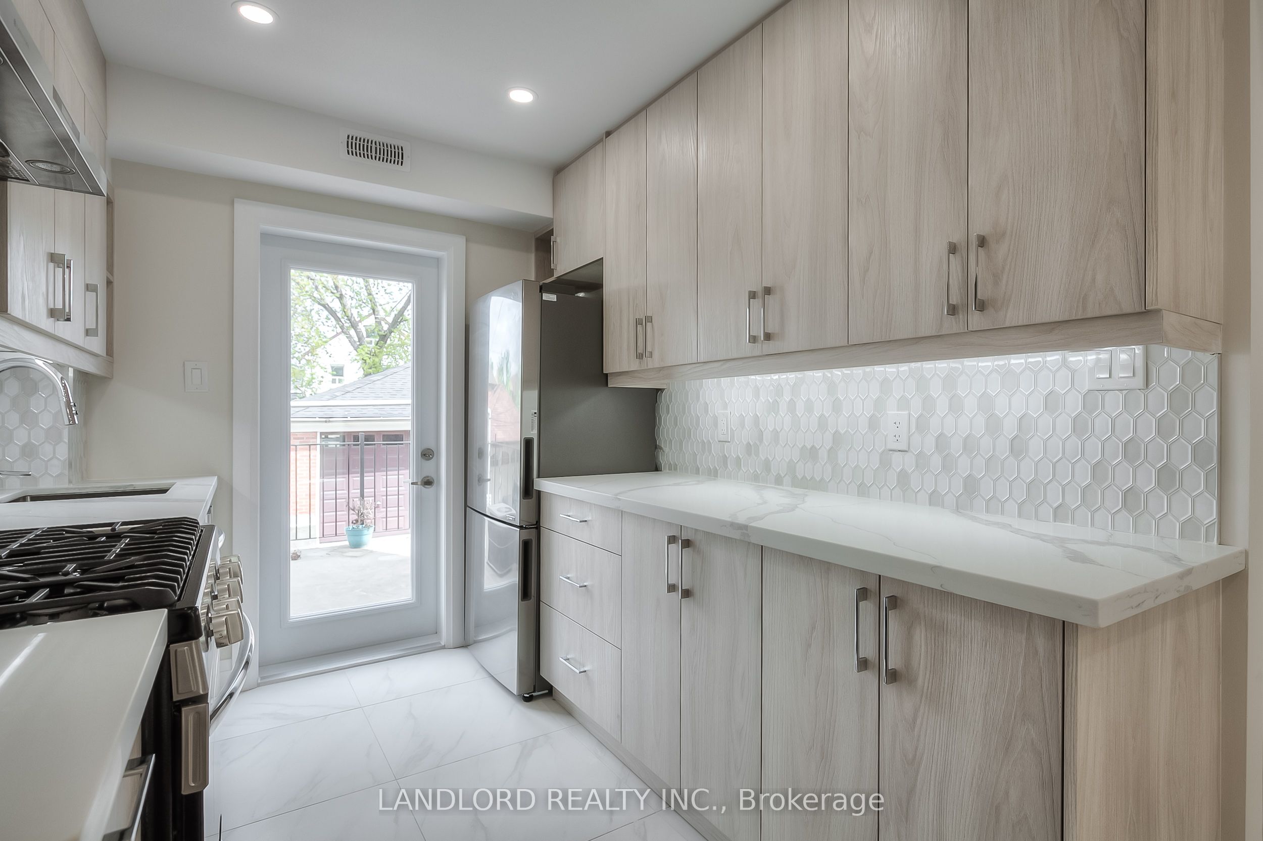 36 Yore Road Main, Toronto, ON M6M 1W5 photo 3