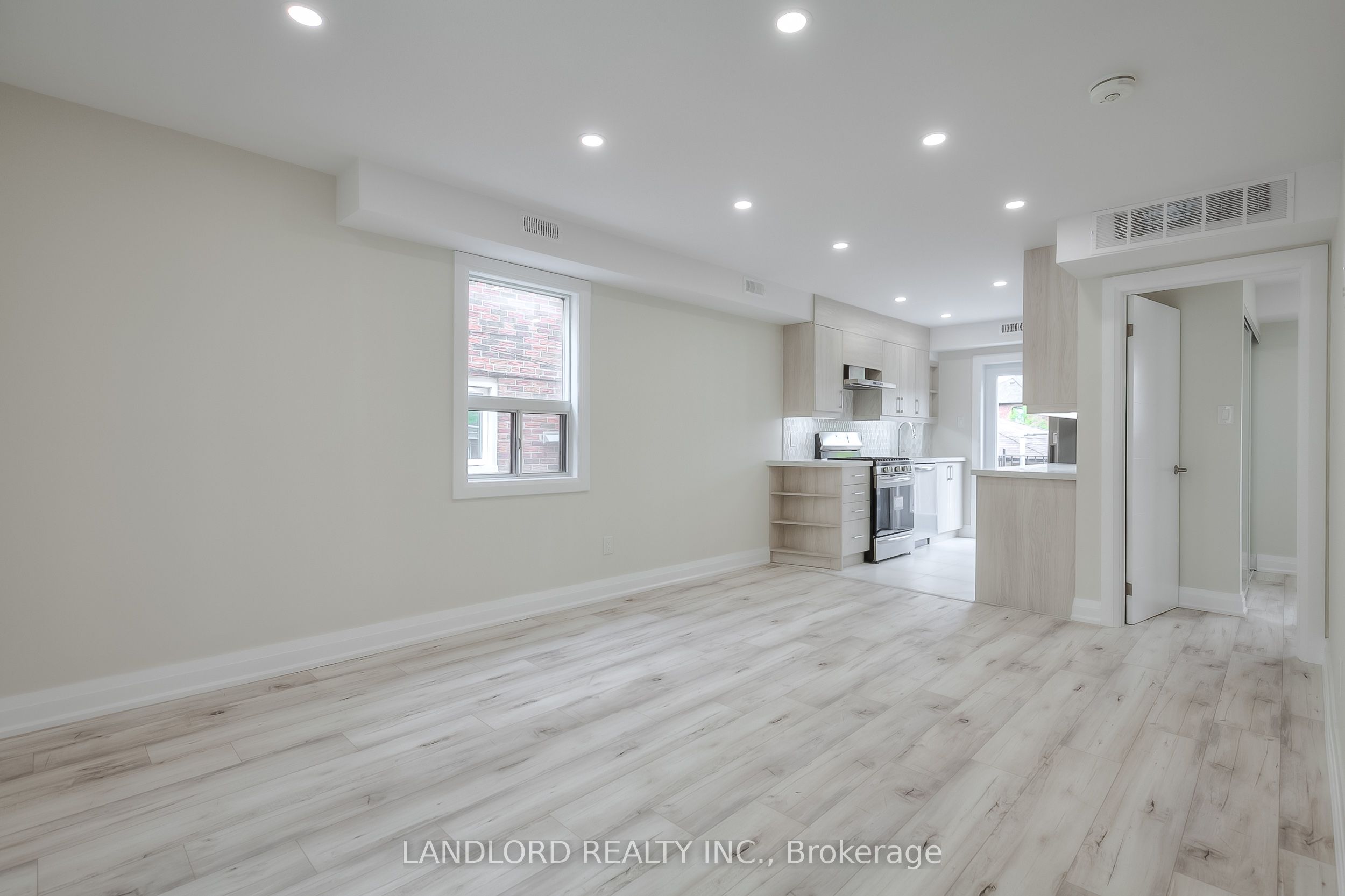 36 Yore Road Main, Toronto, ON M6M 1W5 photo 5