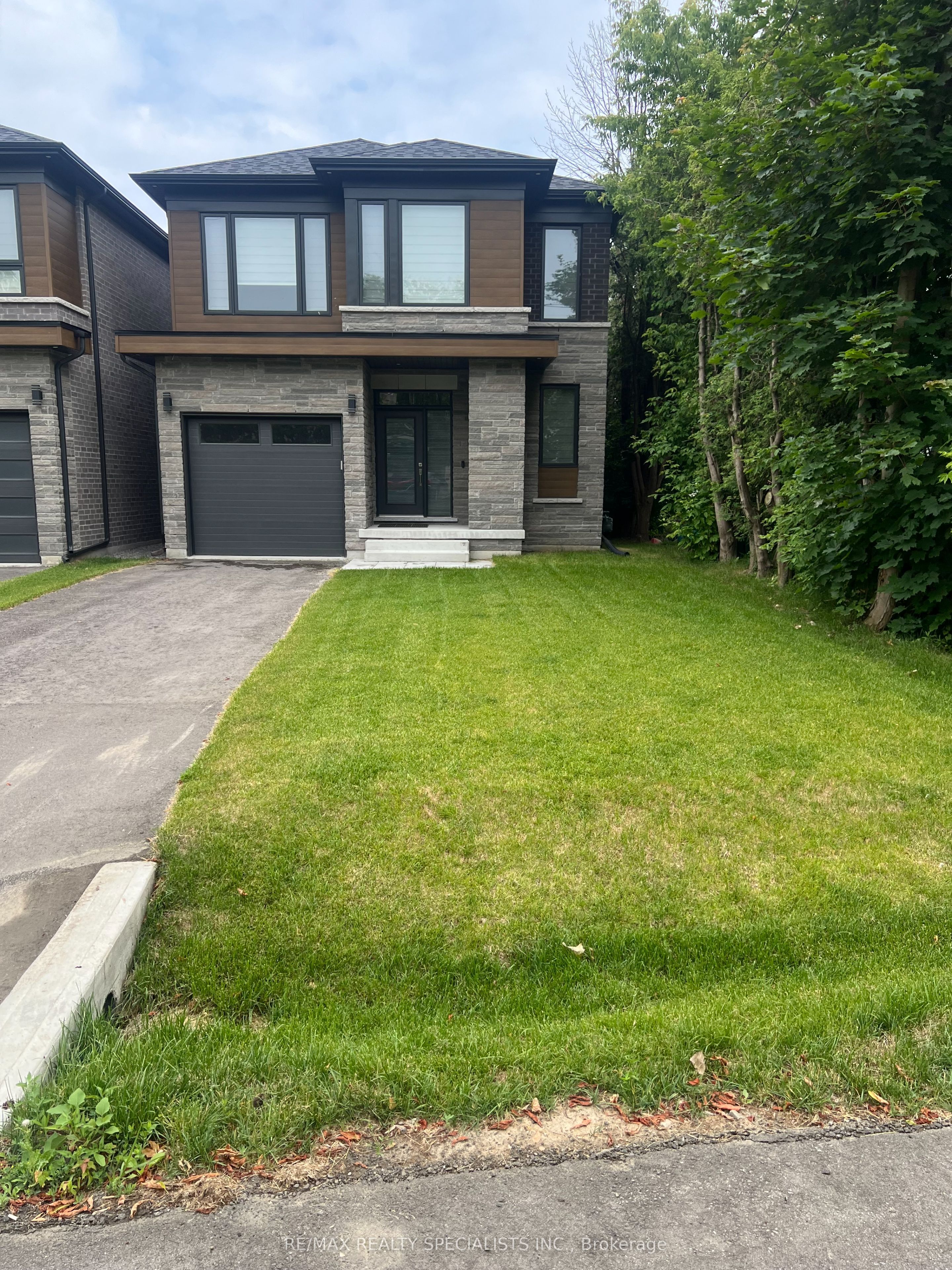 1088 Casson Avenue, Mississauga, ON L5E 1H6