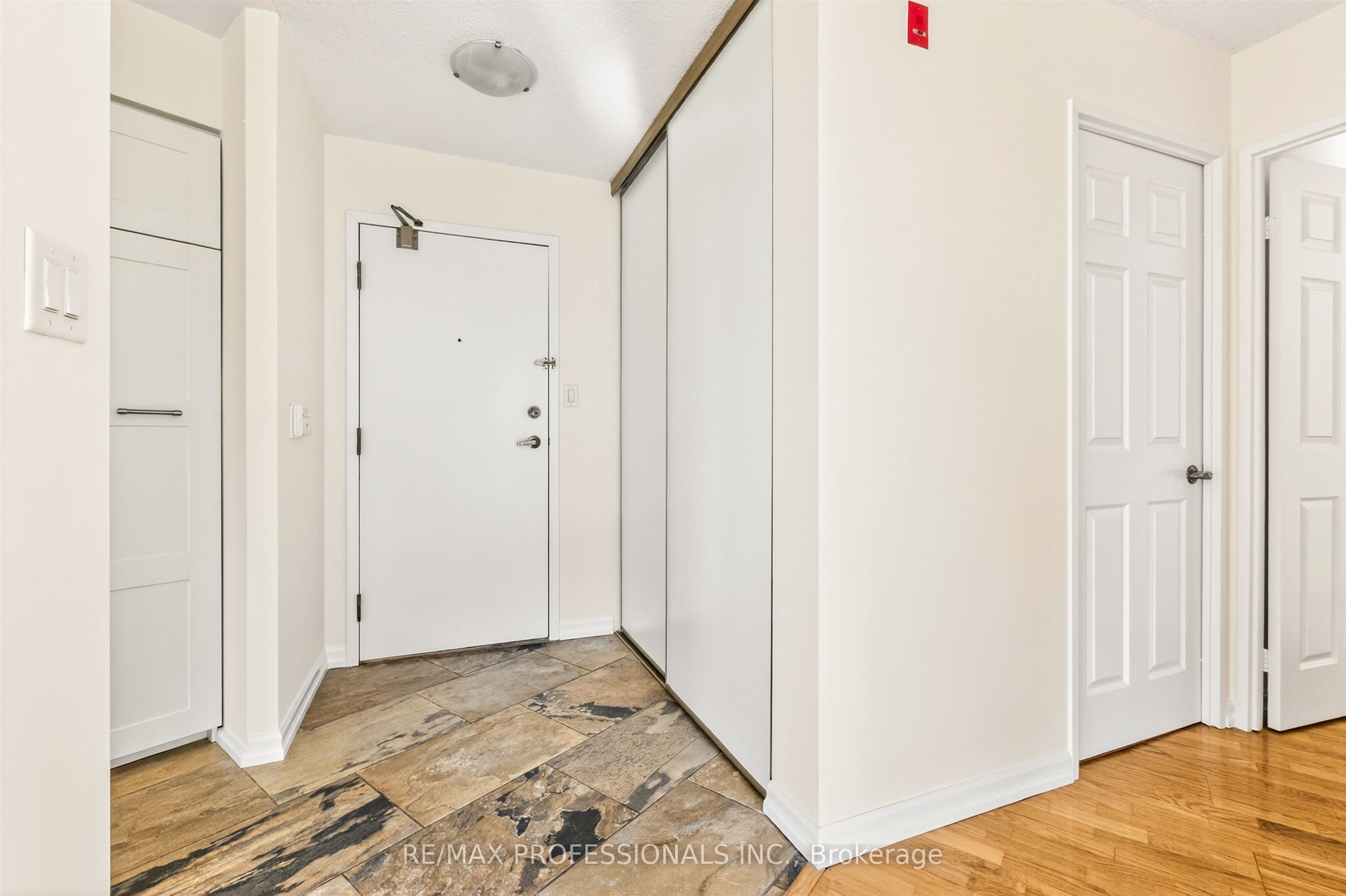 20 Southport Street 620, Toronto, ON M6S 4Y8 photo 3