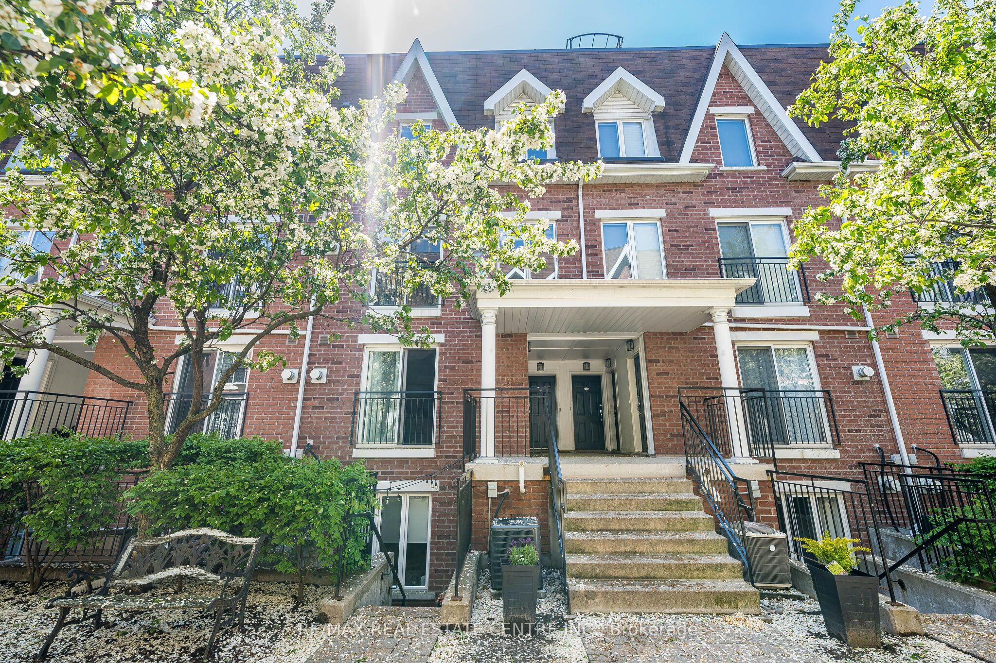 16 Laidlaw Street 920, Toronto, ON M6K 1X2 photo 2