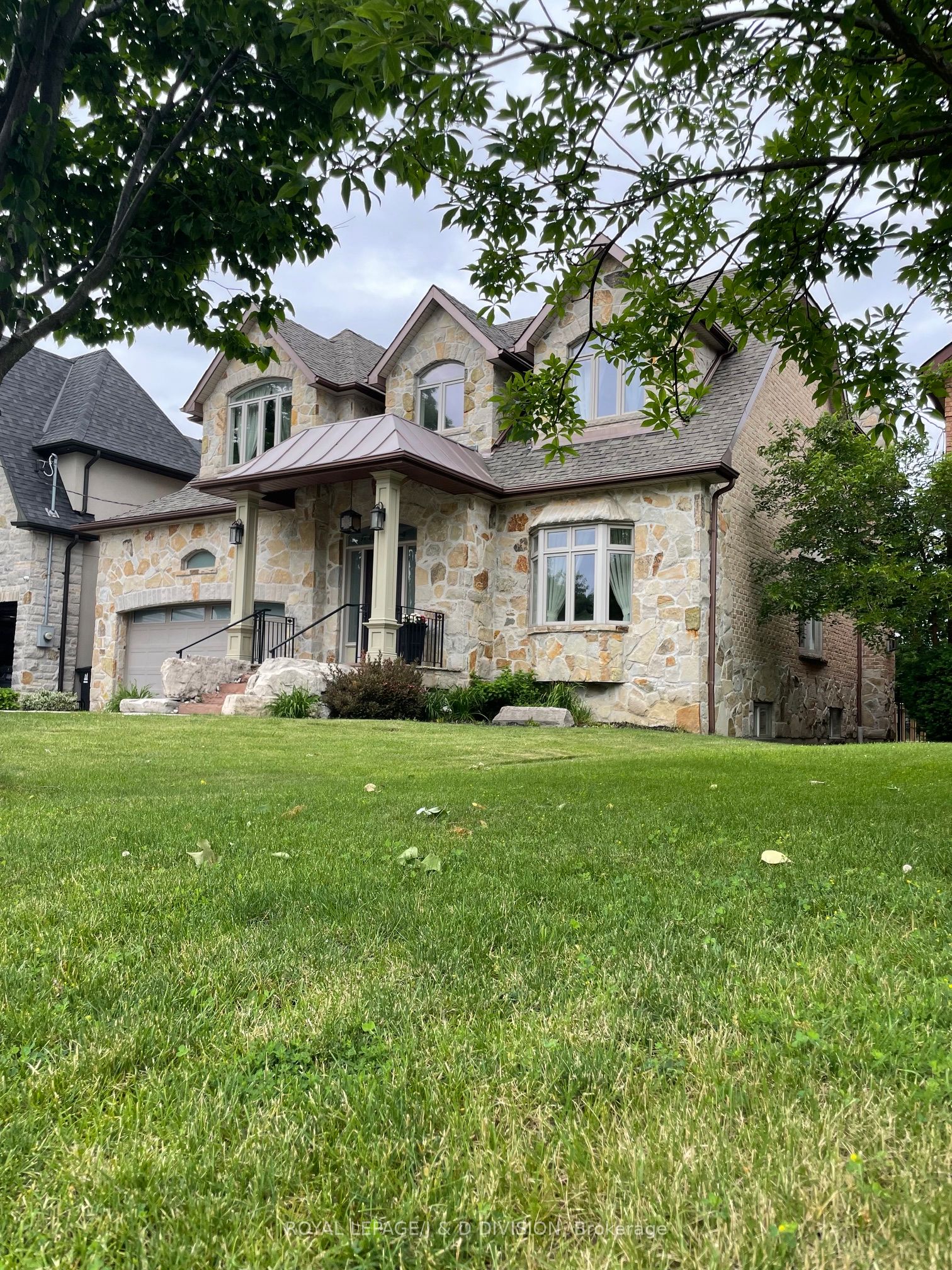 17 Agar Crescent, Toronto, ON M9B 5A4