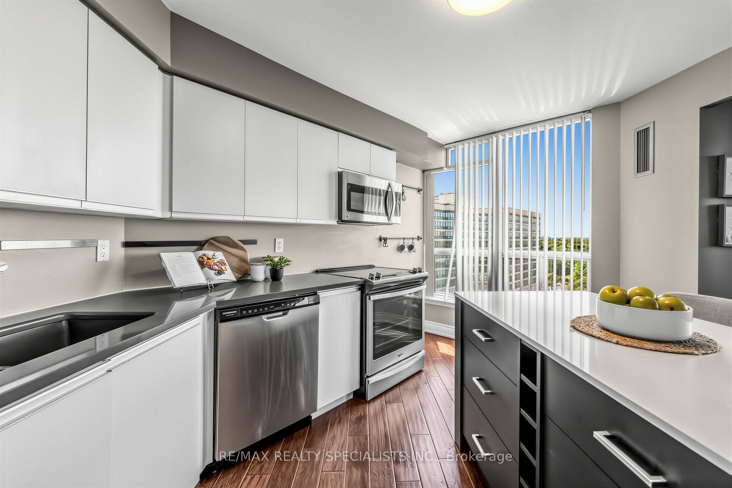 10 Laurelcrest Street 1006, Brampton, ON L6S 5Y3 photo 3