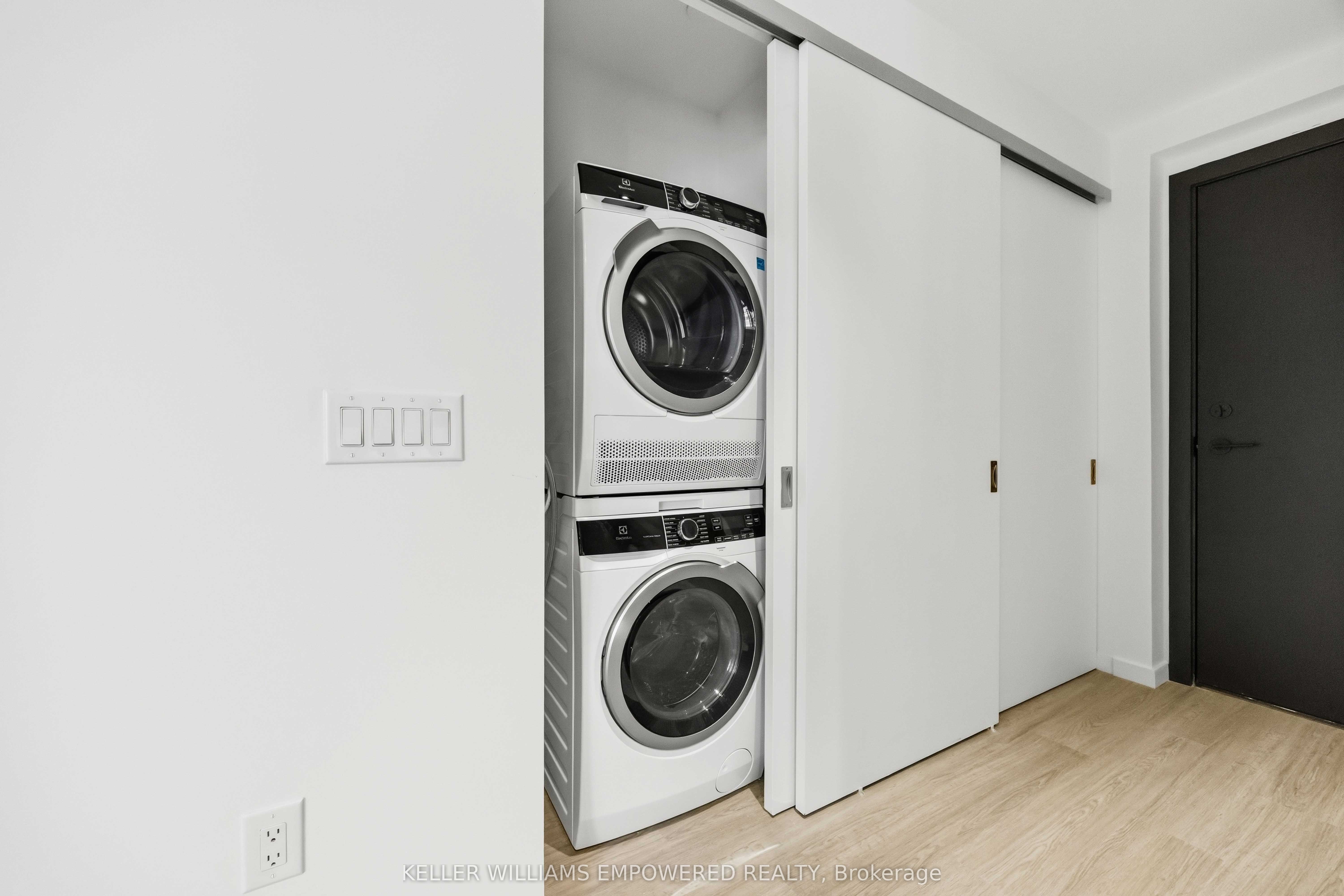 689 The Queensway Street 231, Toronto, ON M8Y 1L1 photo 4