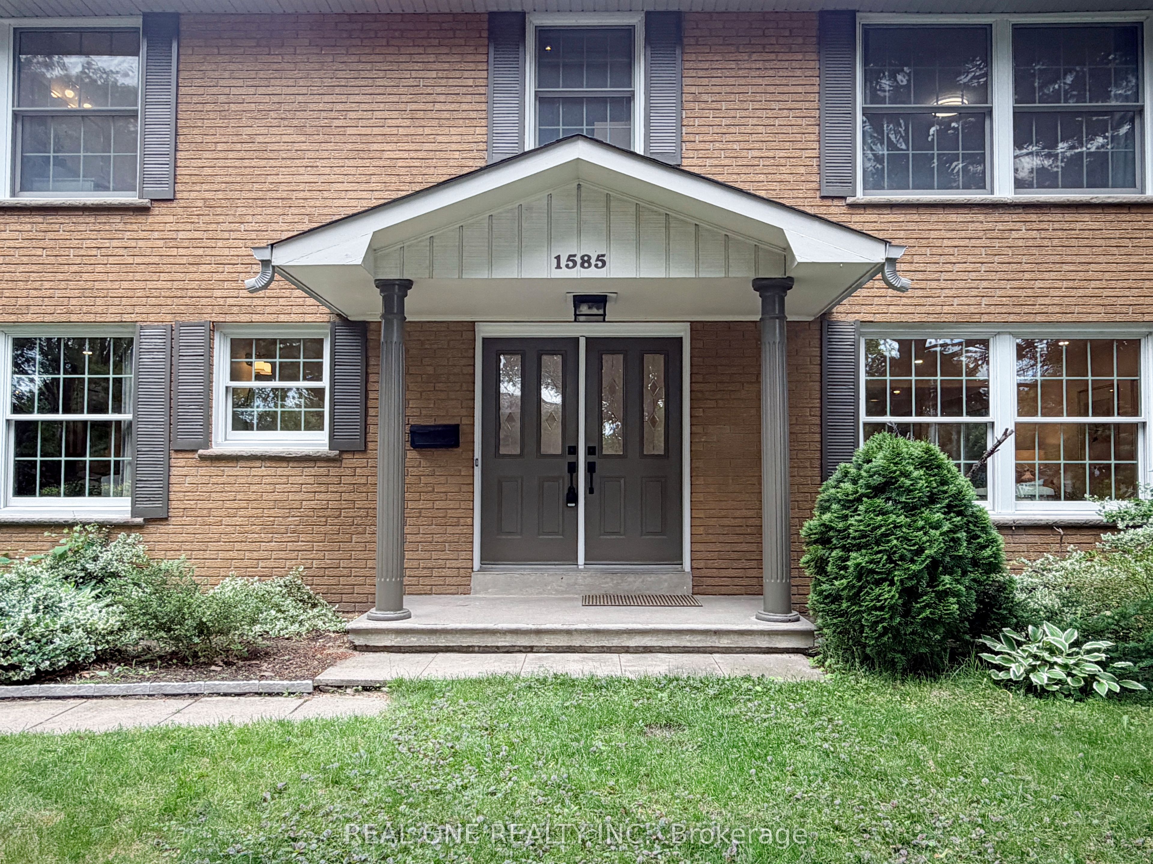 1585 Crombie Road, Mississauga, ON L5J 4J1