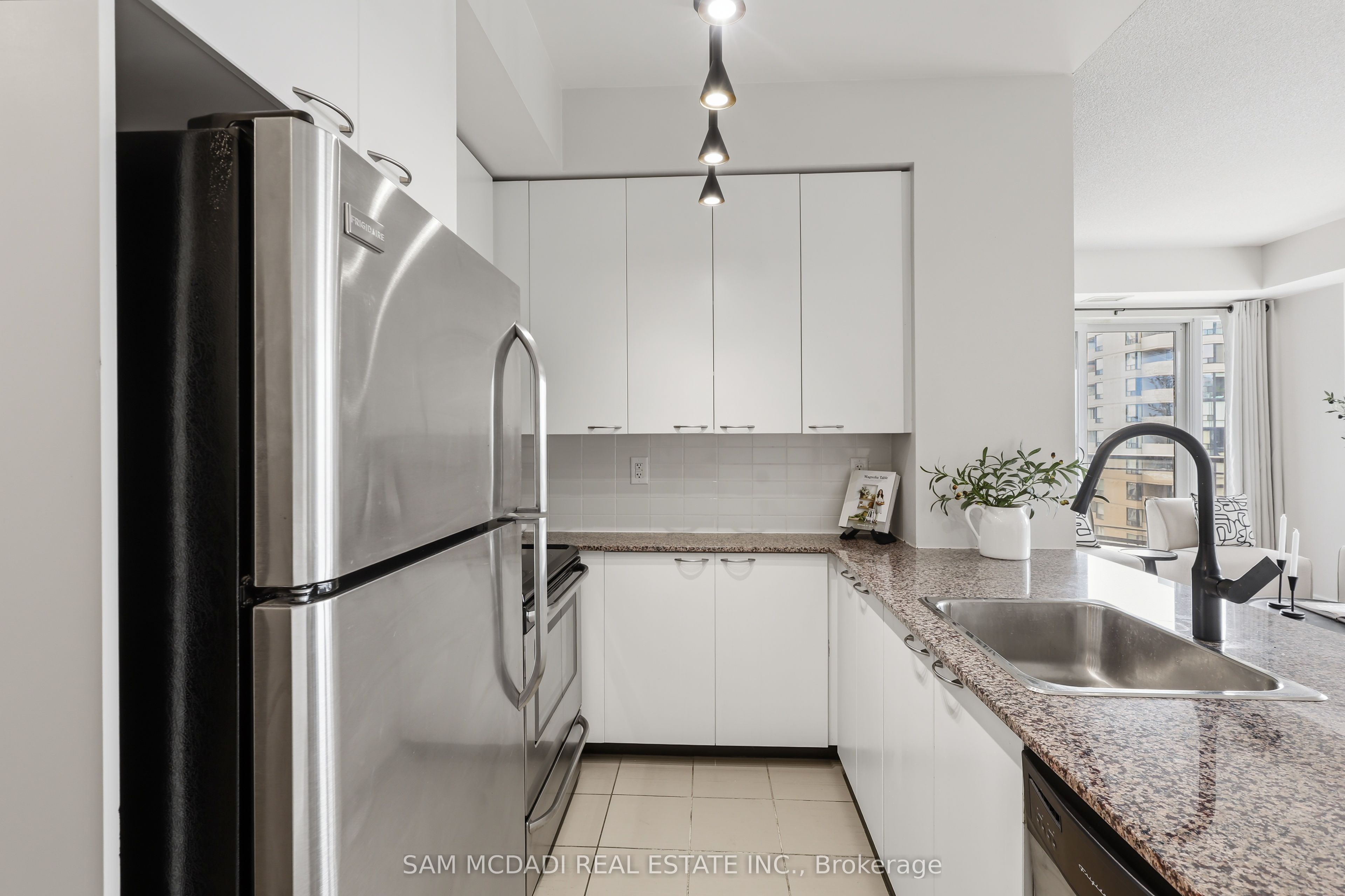 385 Prince Of Wales Drive 1611, Mississauga, ON L5B 0C6 photo 4