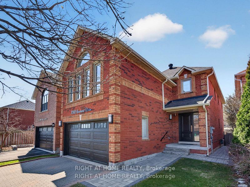 7068 Rosehurst Drive, Mississauga, ON L5N 6Y8 photo 3