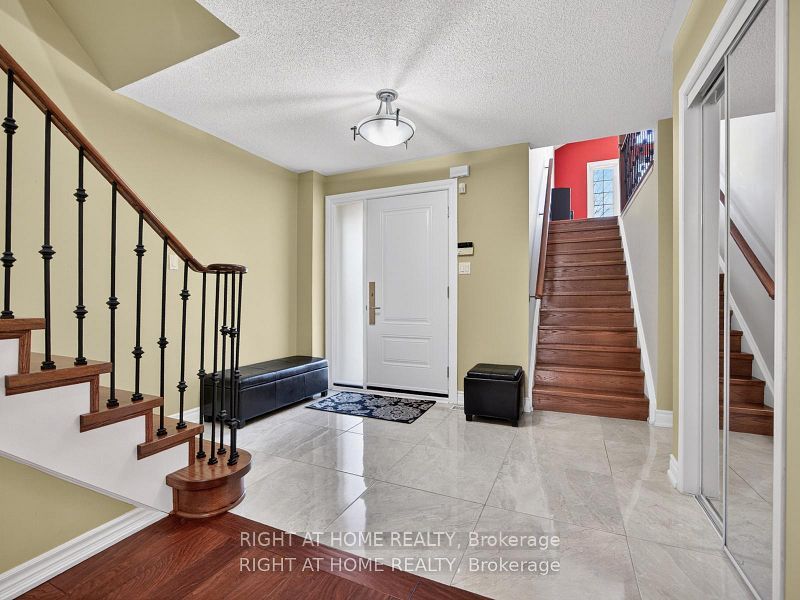 7068 Rosehurst Drive, Mississauga, ON L5N 6Y8 photo 4