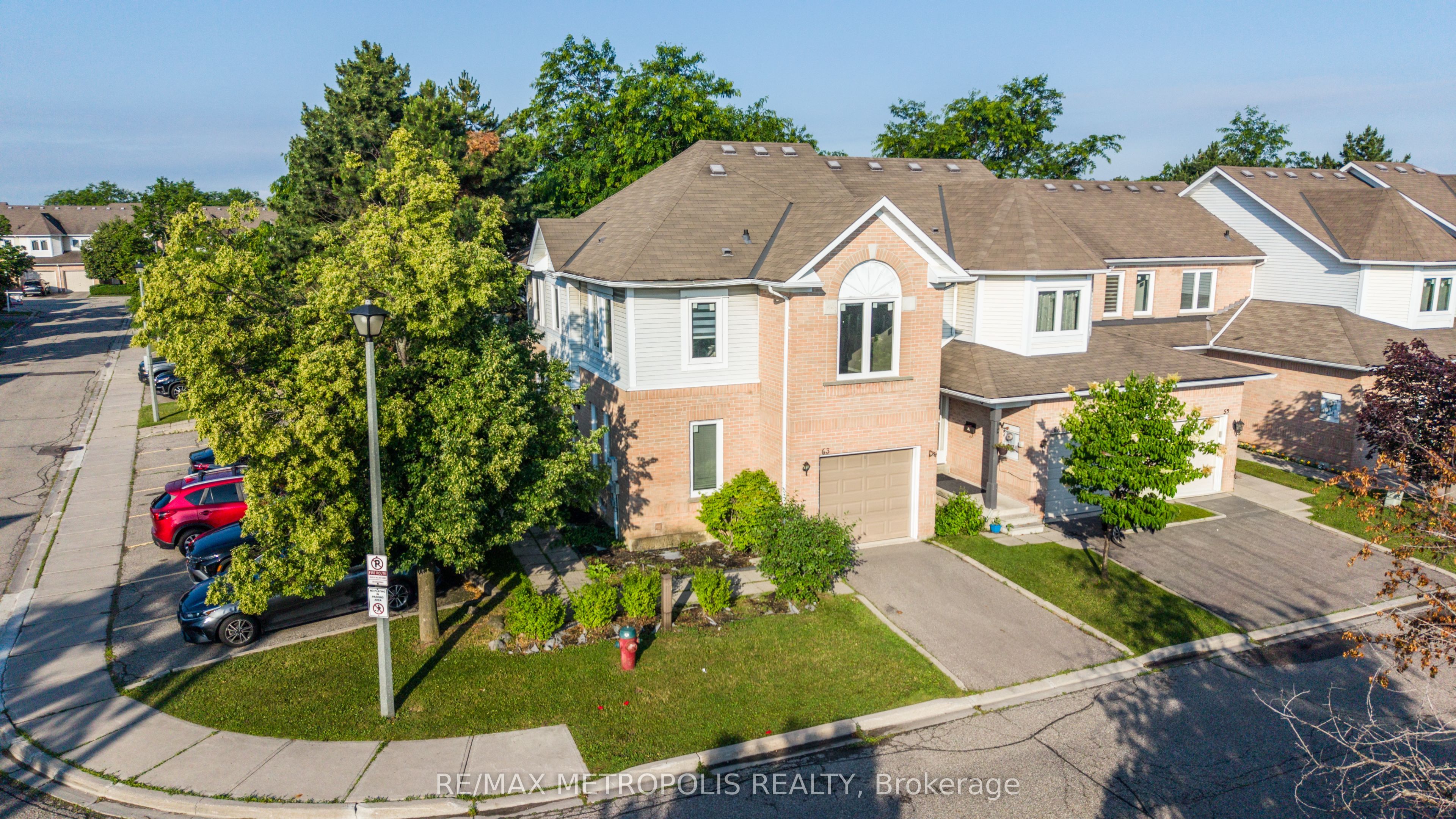 63 Wickstead Court, Brampton, ON L6R 1N8 photo 2