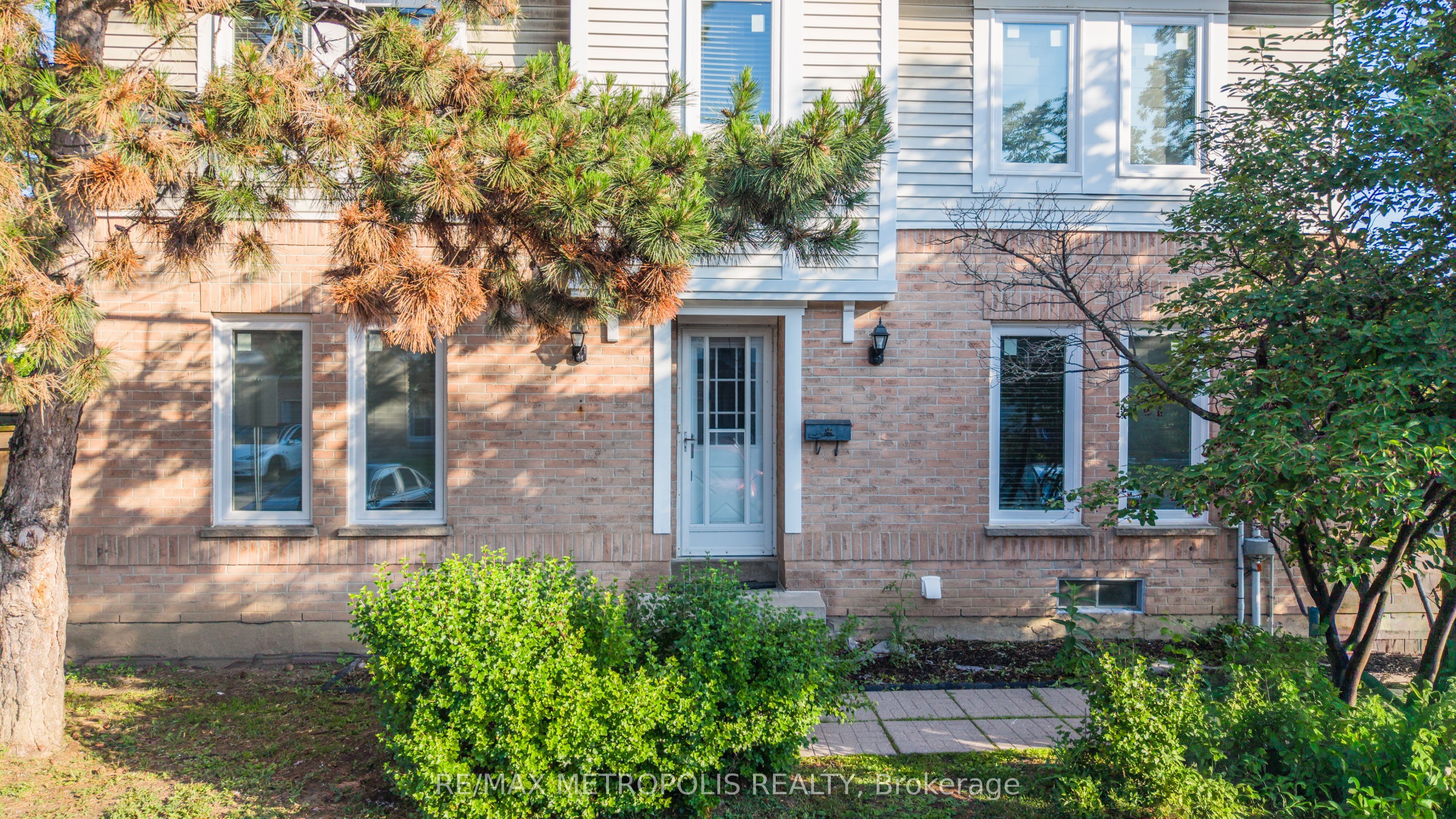 63 Wickstead Court, Brampton, ON L6R 1N8 photo 4