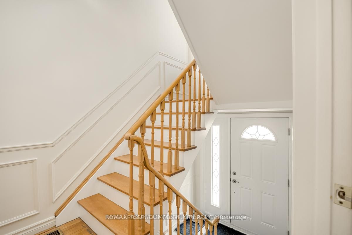 16 Martini Drive, Toronto, ON M6M 4X5 photo 5