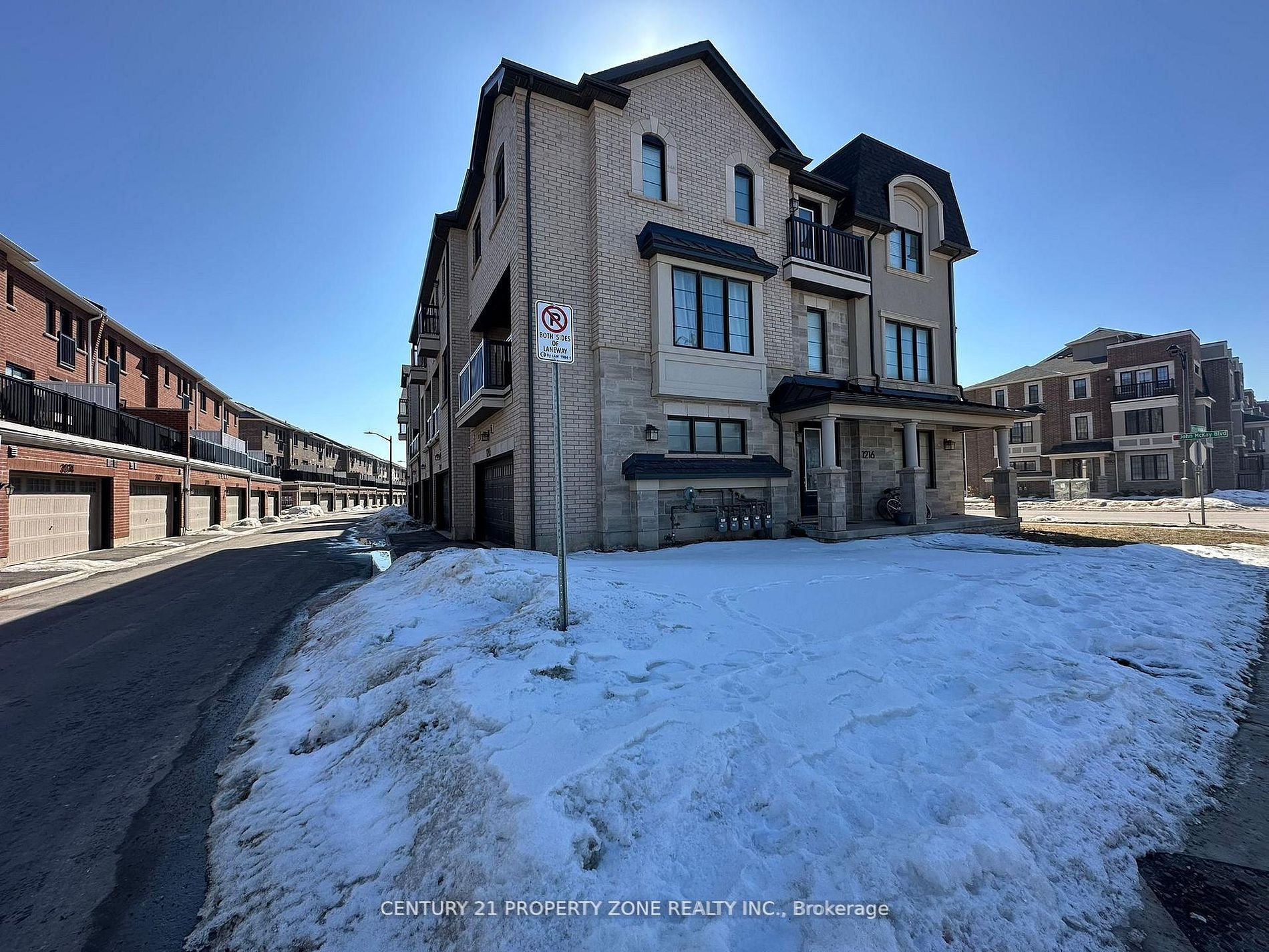 1216 Wheat Boom Drive, Oakville, ON L6H 7W4 photo 3