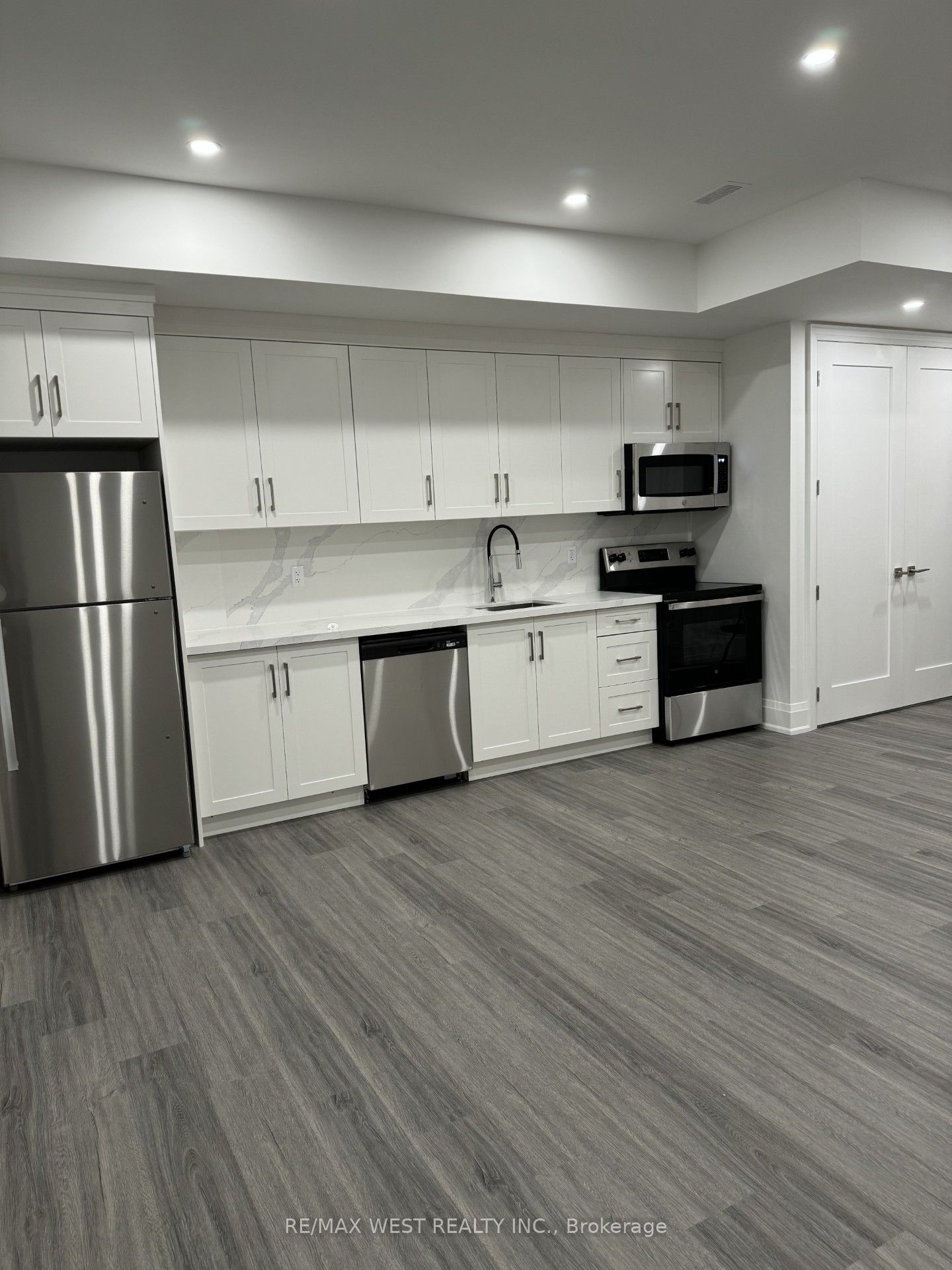21 Antonio Court Lower, Toronto, ON M9L 0A4 photo 3