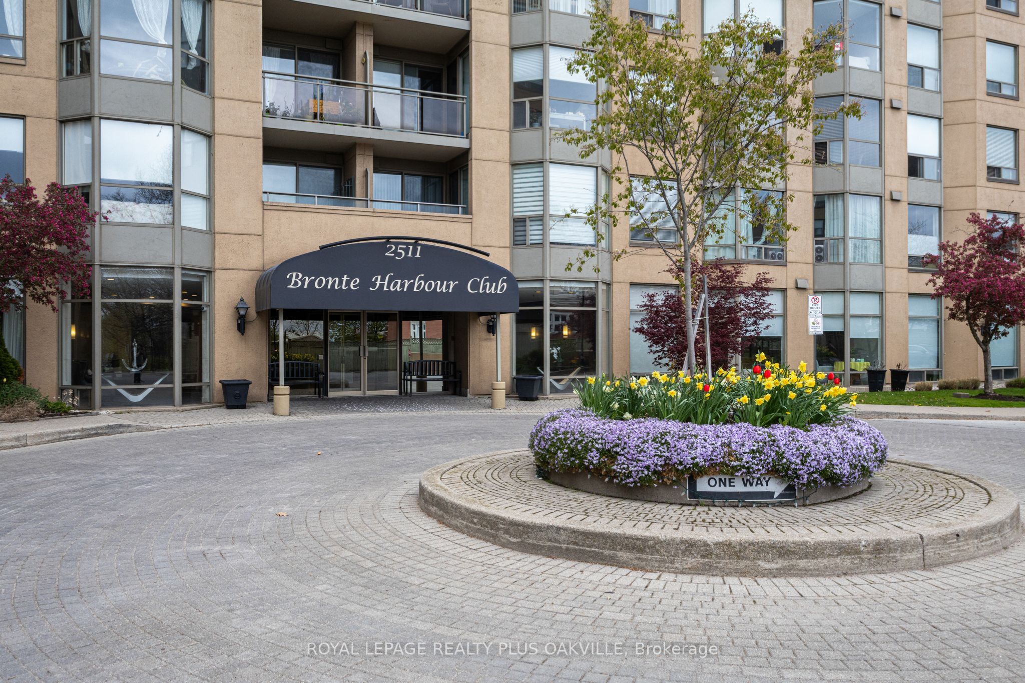 2511 Lakeshore Road W 311, Oakville, ON L6L 6L9