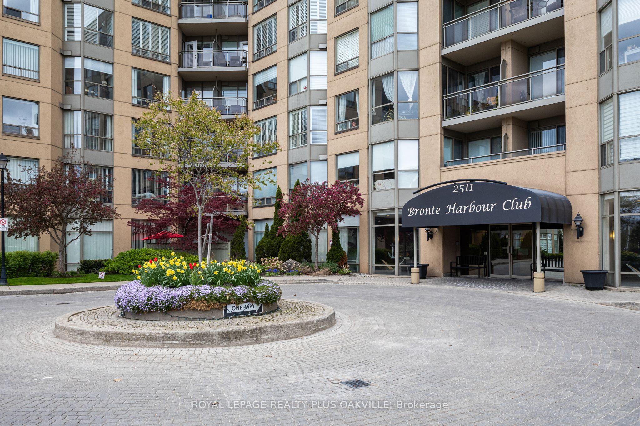 2511 Lakeshore Road W 311, Oakville, ON L6L 6L9 photo 2