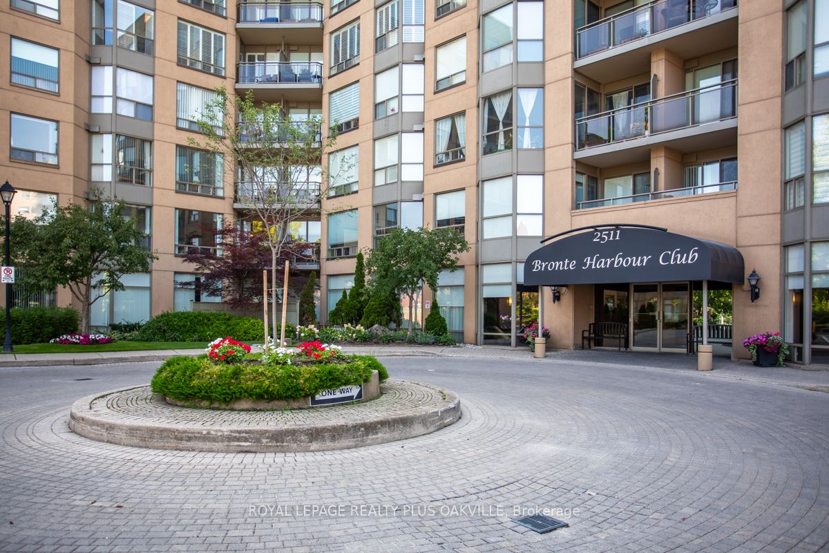 2511 Lakeshore Road W 311, Oakville, ON L6L 6L9 photo 3