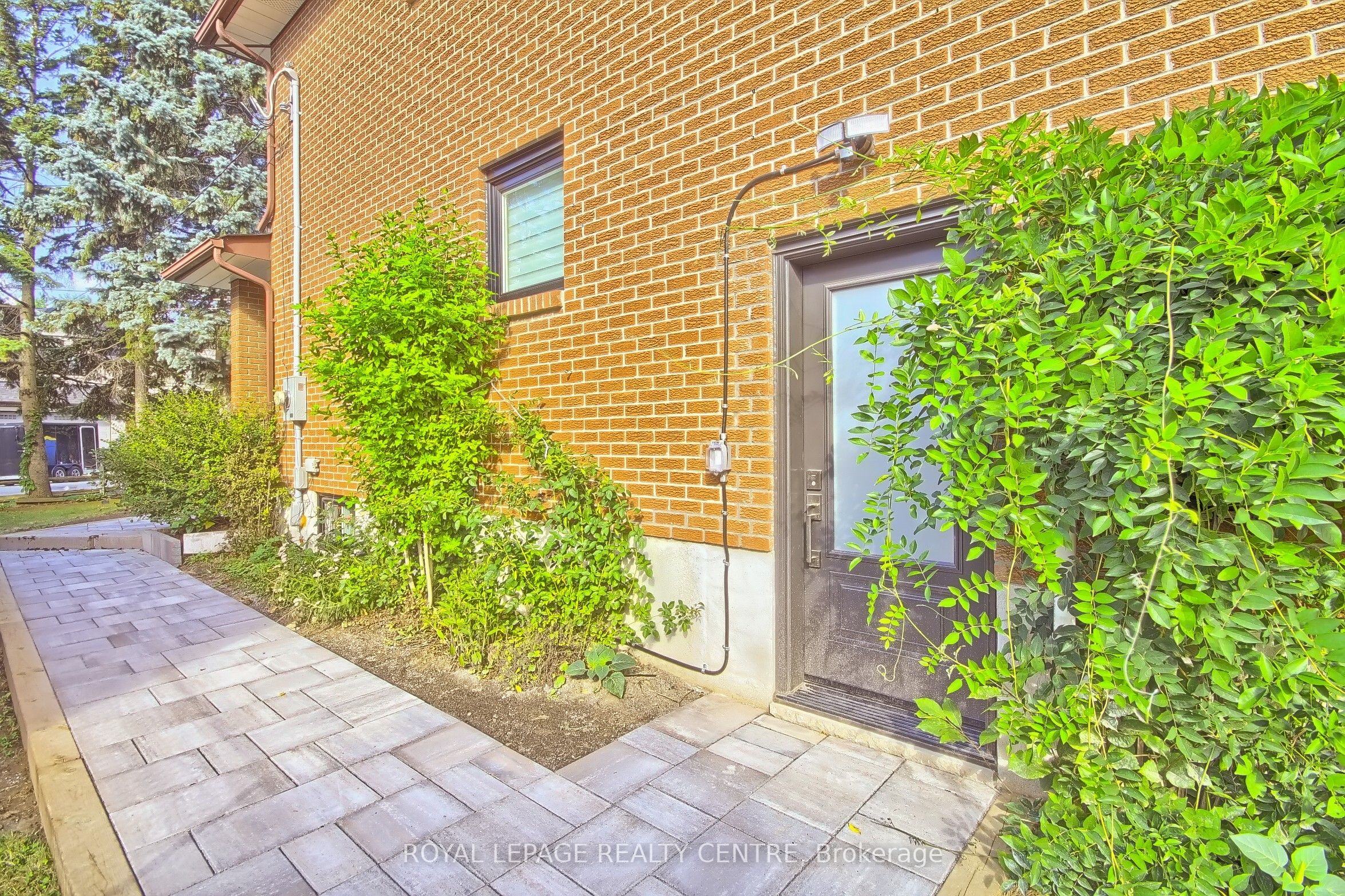 1087 Orchard Road Lower, Mississauga, ON L5E 2N7 photo 5