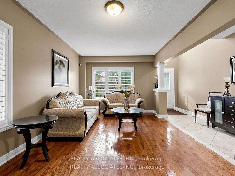 44 Shining Willow Crescent, Brampton, ON L6P 2A2 photo 3