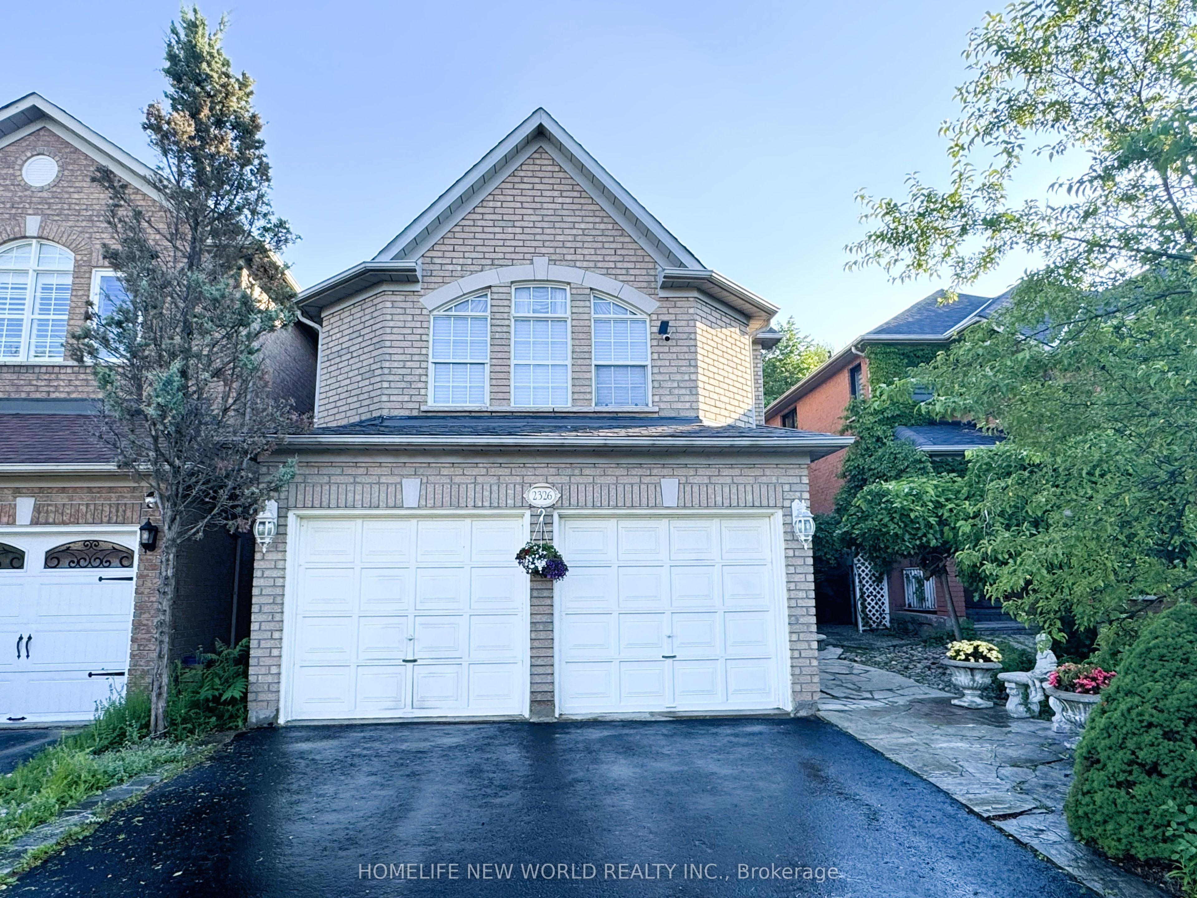 2326 Yorktown Circle, Mississauga, ON L5M 5Y2