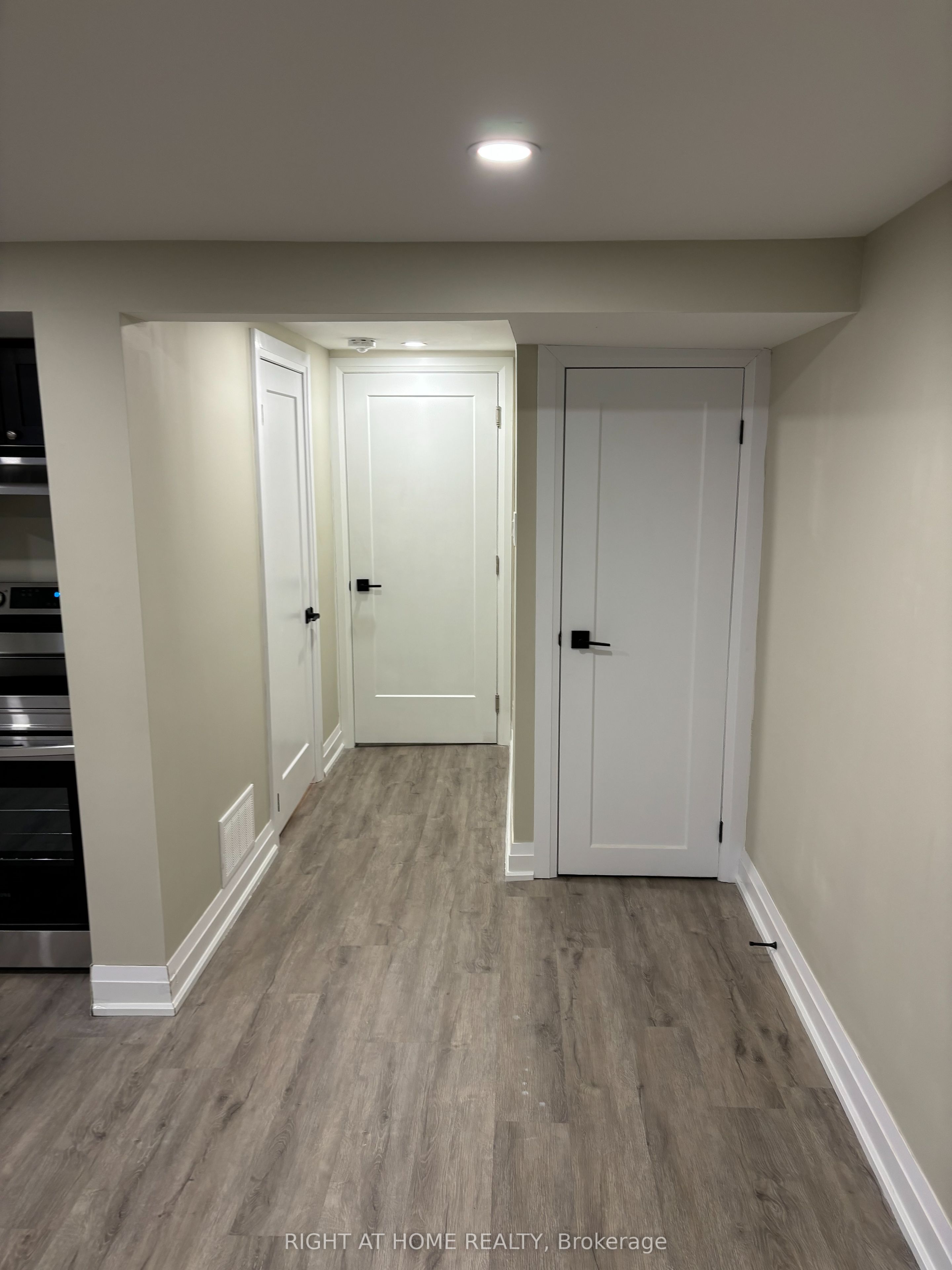 17 Hollis Court Basement, Brampton, ON L6S 1R2 photo 2