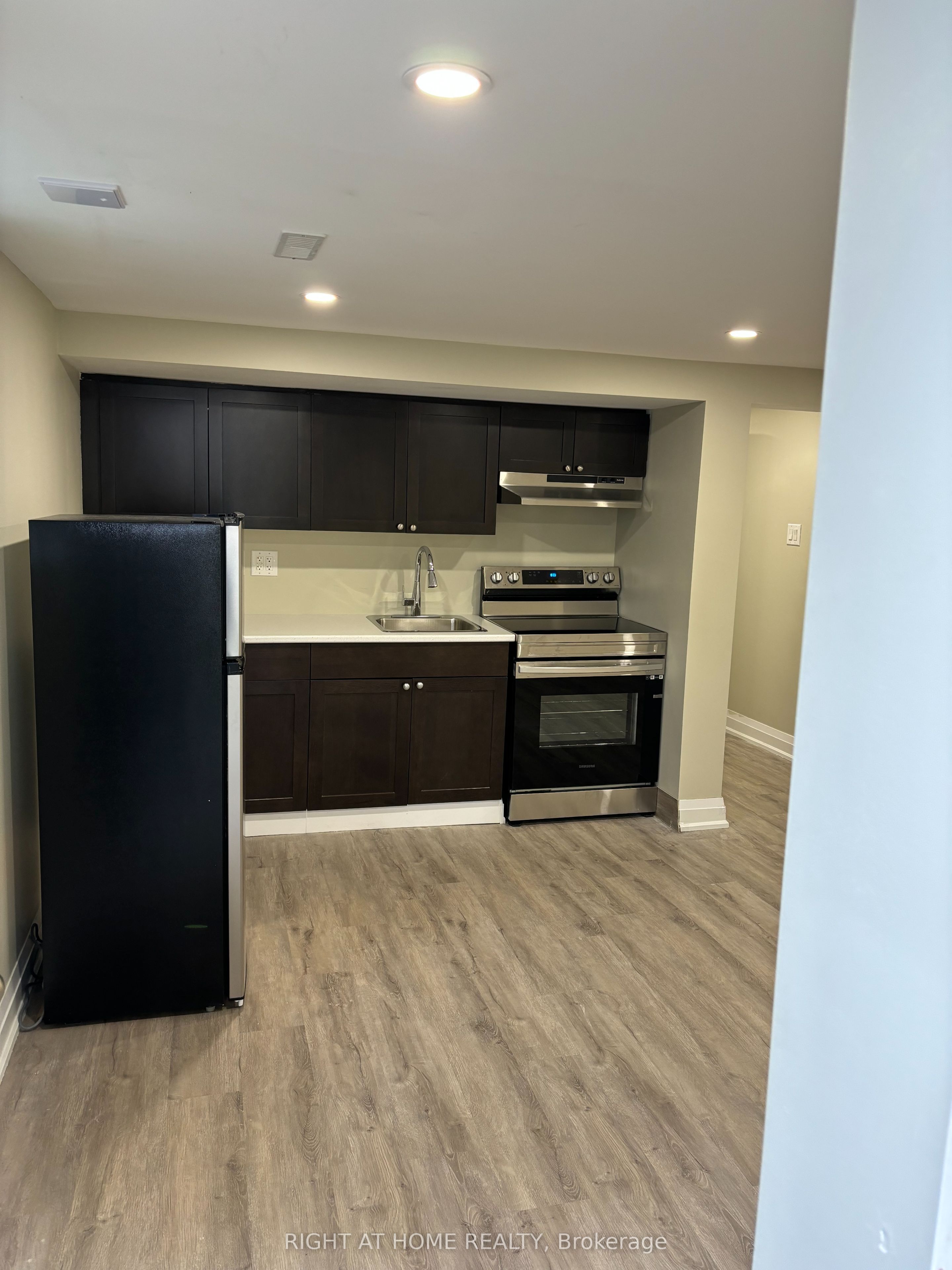 17 Hollis Court Basement, Brampton, ON L6S 1R2 photo 3