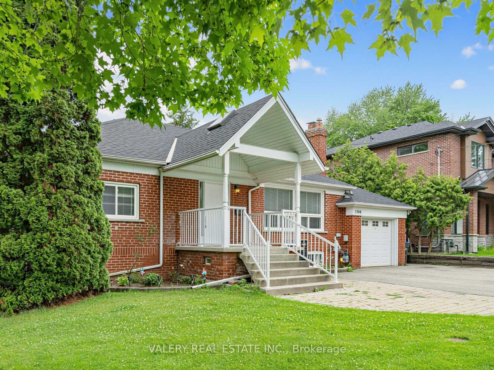 1366 Applewood Road Main, Mississauga, ON L5E 2M1 photo 2